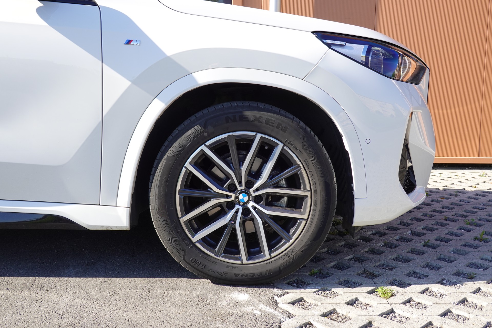BMW X1 sDrive 18i M Sport * Véhicule CH * Caméra + Capteurs * Hayon électrique * Pack M * Tempomat * Phares automatiques *-image-4
