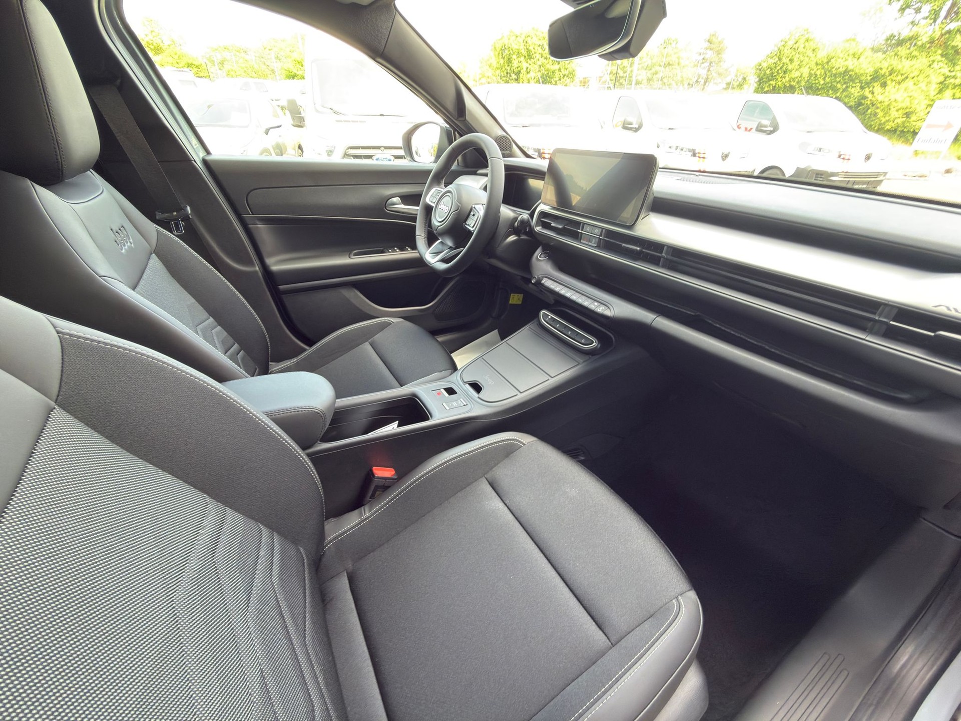 JEEP Avenger 1.2 Turbo MHEV Black Edition-image-7