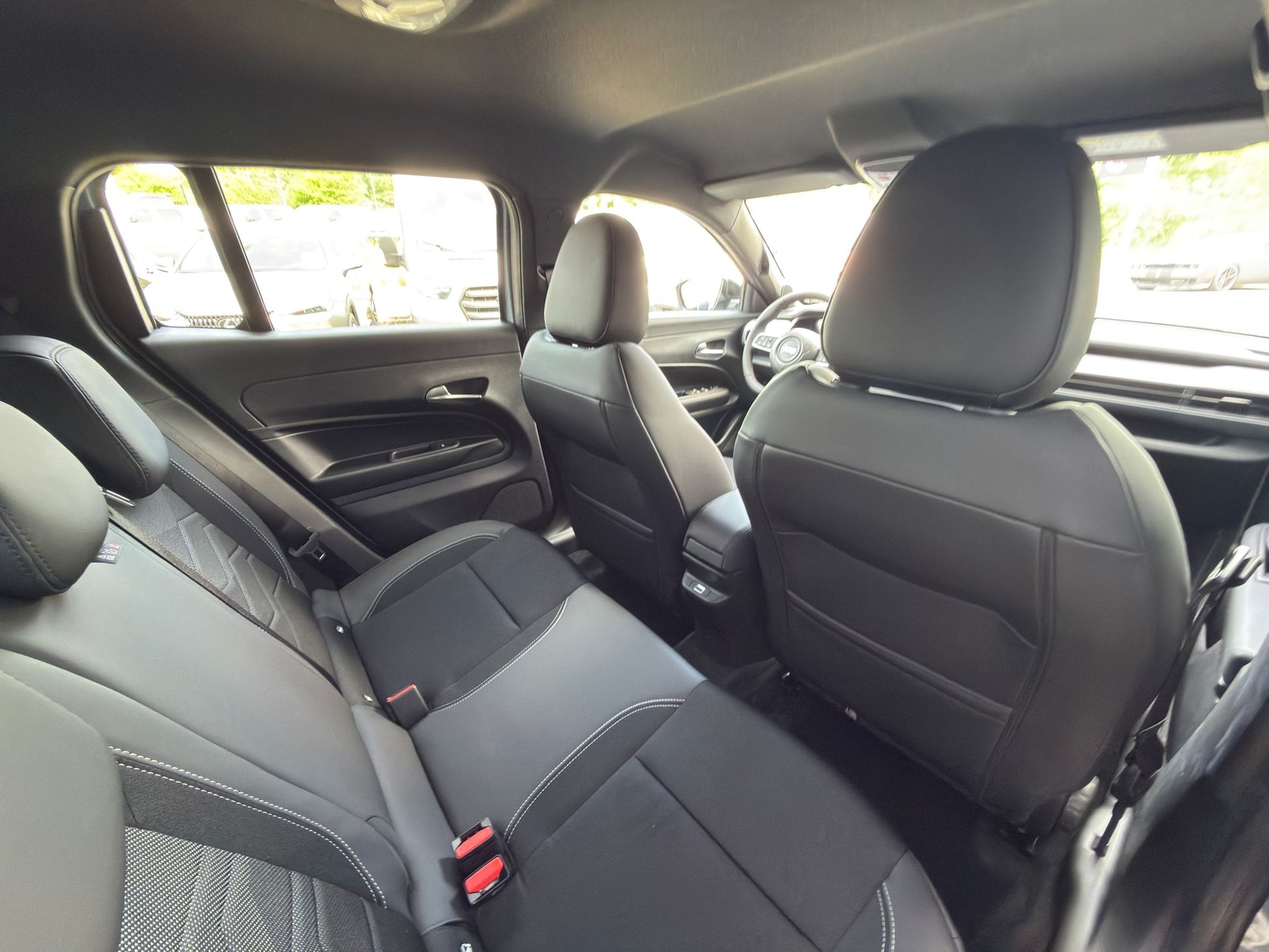 JEEP Avenger 1.2 Turbo MHEV Black Edition-image-8
