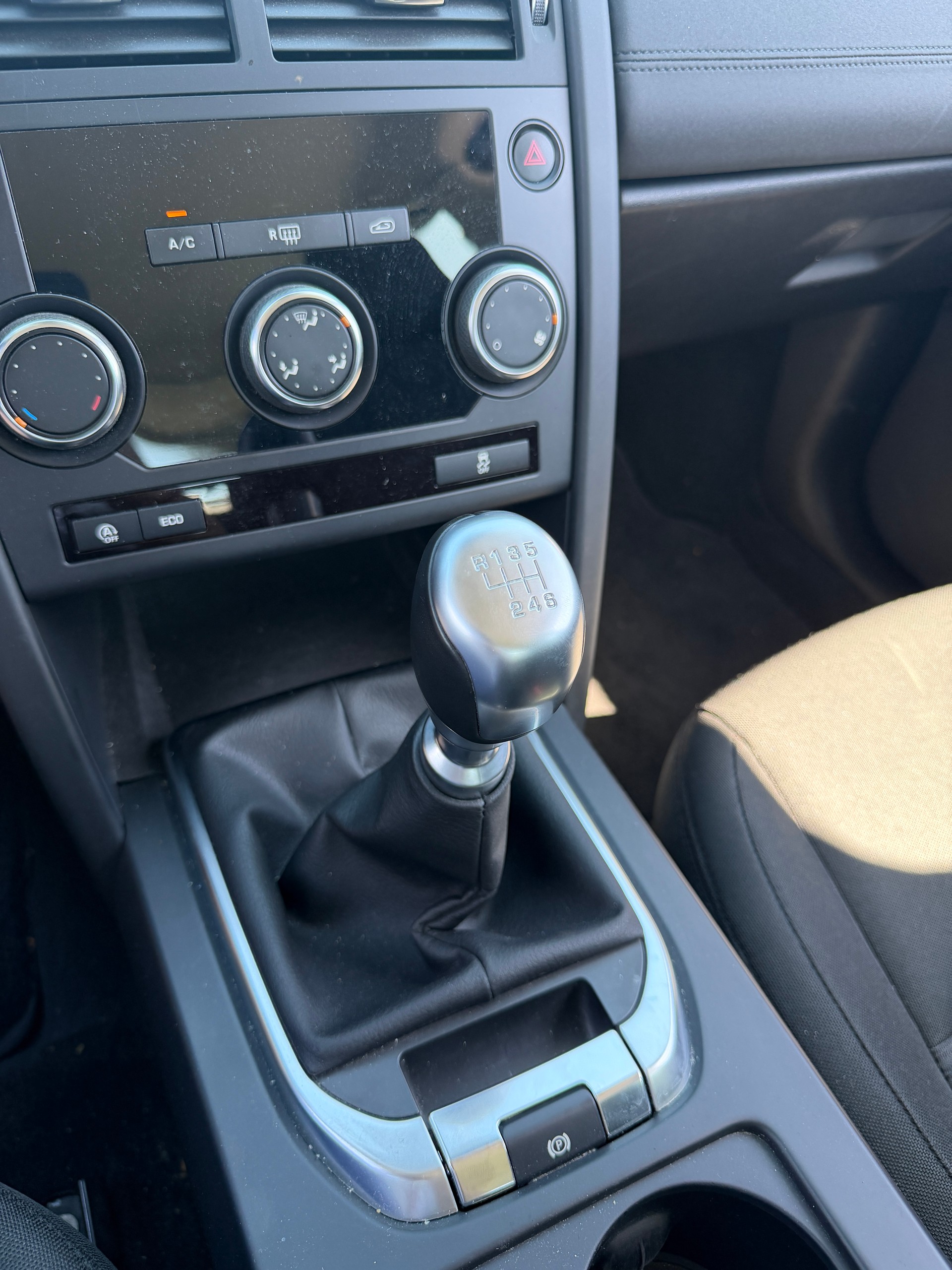 LAND ROVER Discovery Sport 2.0 TD4 HSE-image-11
