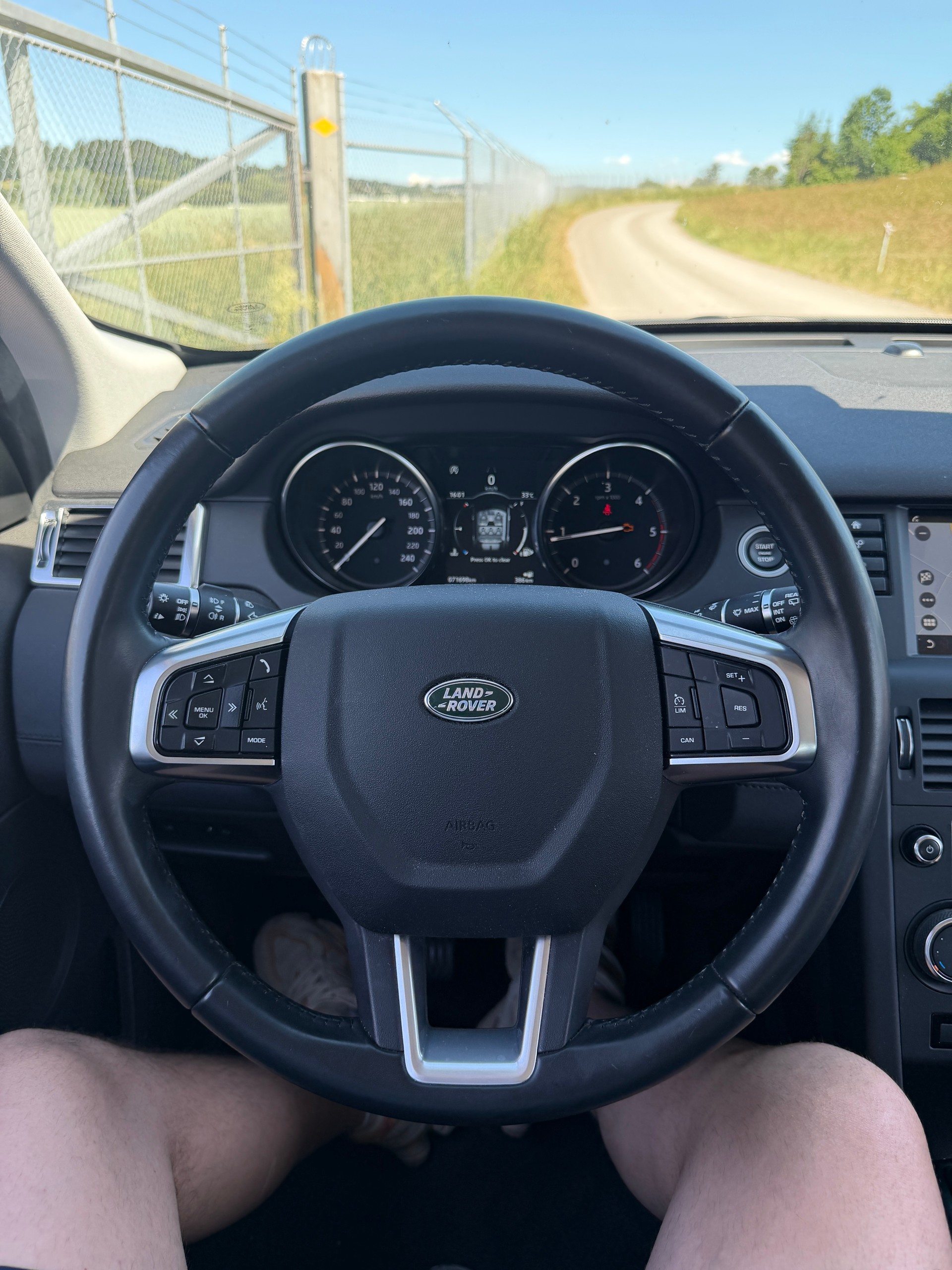 LAND ROVER Discovery Sport 2.0 TD4 HSE-image-13