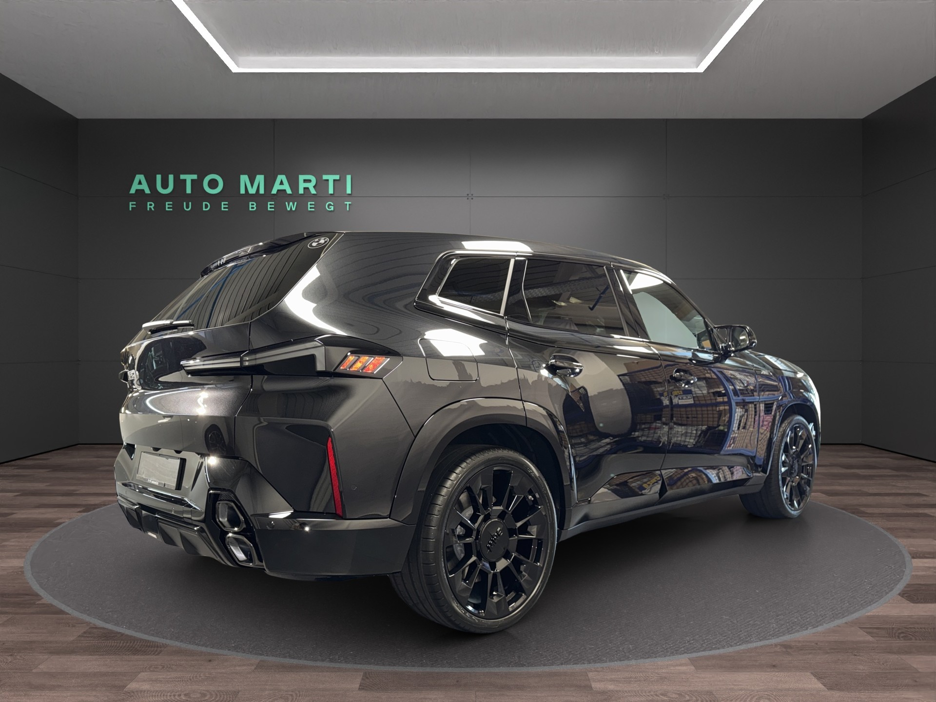 BMW XM 50e Plug-in Hybrid-showroom-element-3