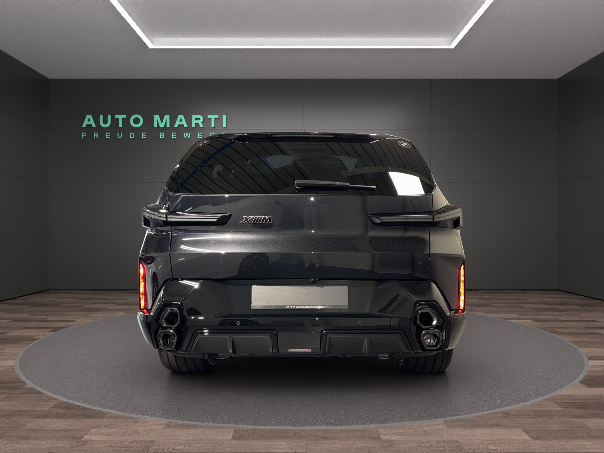 BMW XM 50e Plug-in Hybrid-showroom-element-2