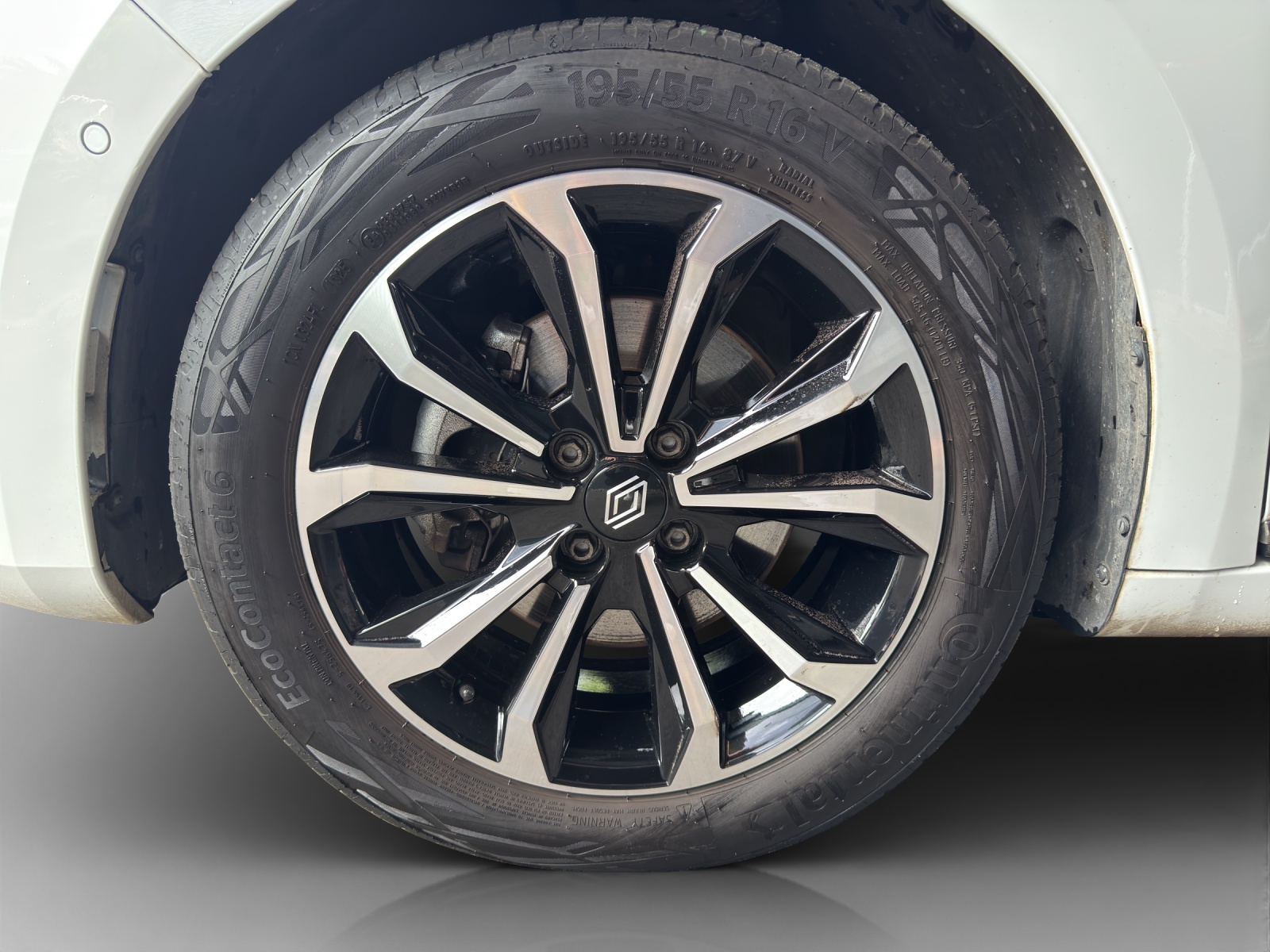 RENAULT Clio 1.6 E-Tech Techno-image-13