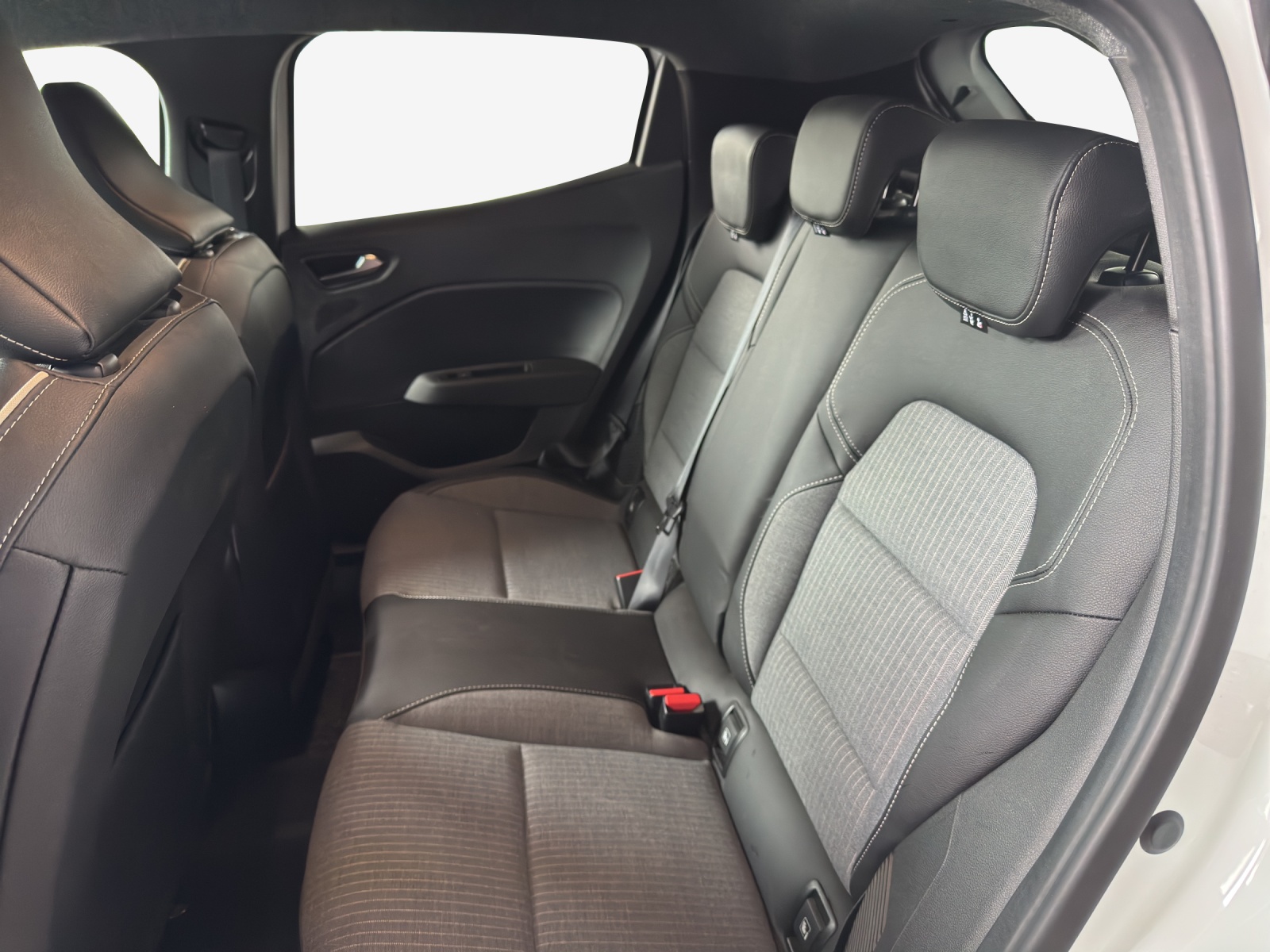 RENAULT Clio 1.6 E-Tech Techno-image-11