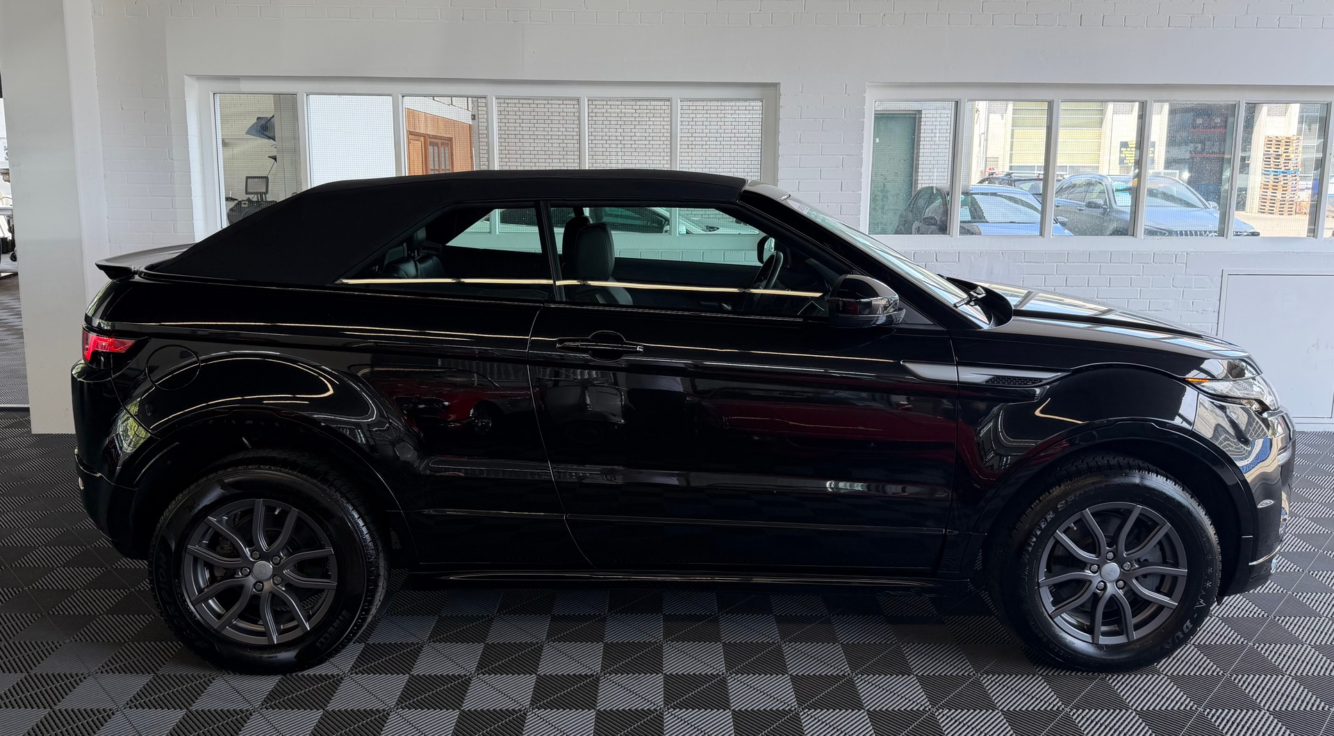 LAND ROVER Range Rover Evoque Convert. 2.0Si4 HSE Dynamic AT9-showroom-element-3