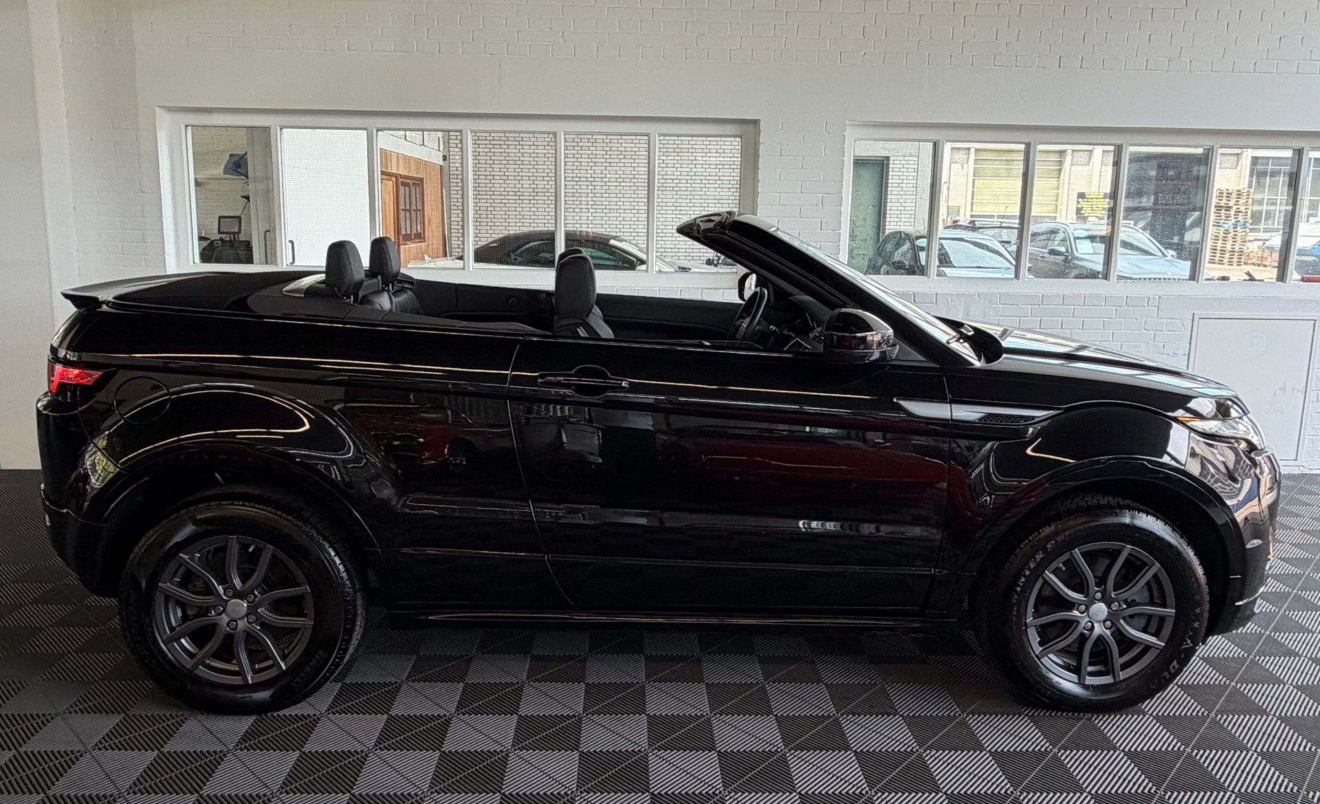LAND ROVER Range Rover Evoque Convert. 2.0Si4 HSE Dynamic AT9-showroom-element-2