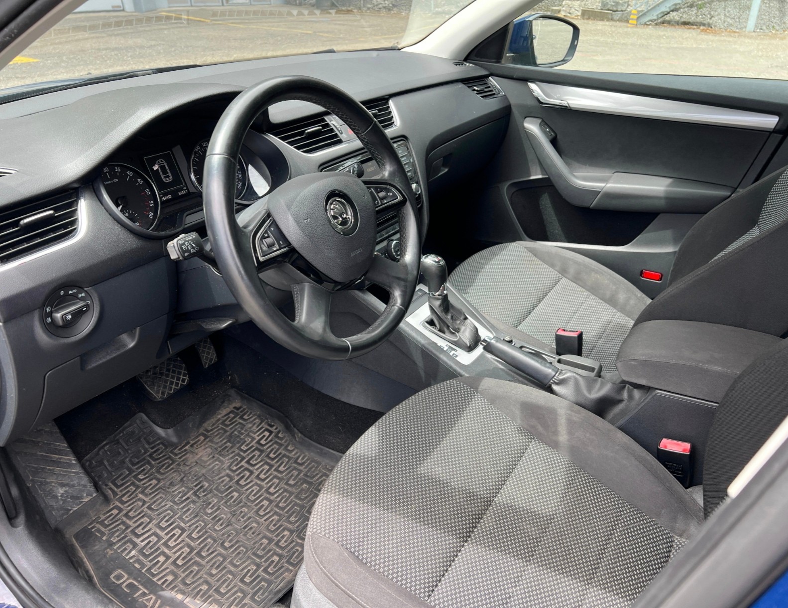 SKODA Octavia Combi 2.0 TDI Ambition 4x4 DSG-image-9
