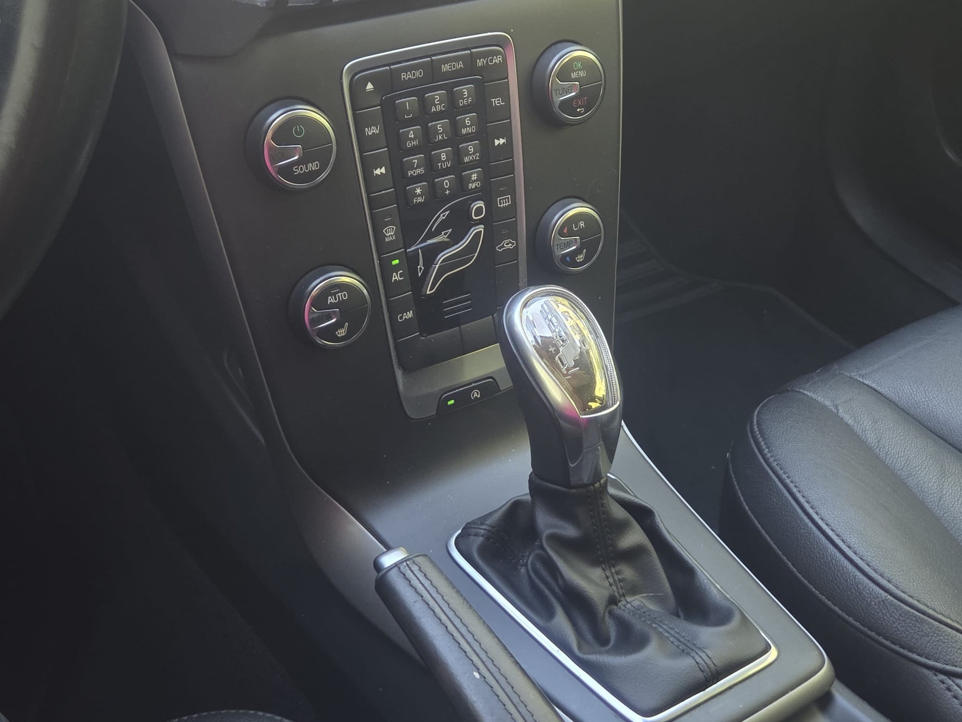 VOLVO V40 D3 Kinetic Geartronic-image-9