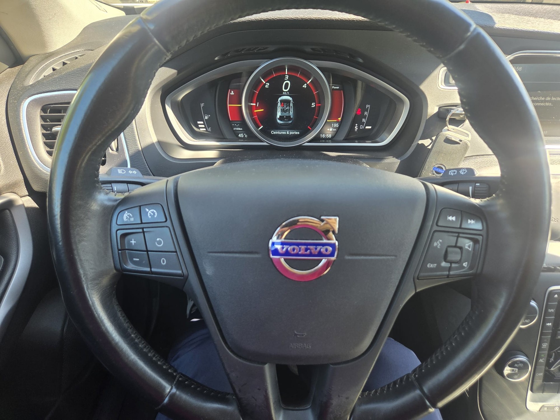 VOLVO V40 D3 Kinetic Geartronic-image-7