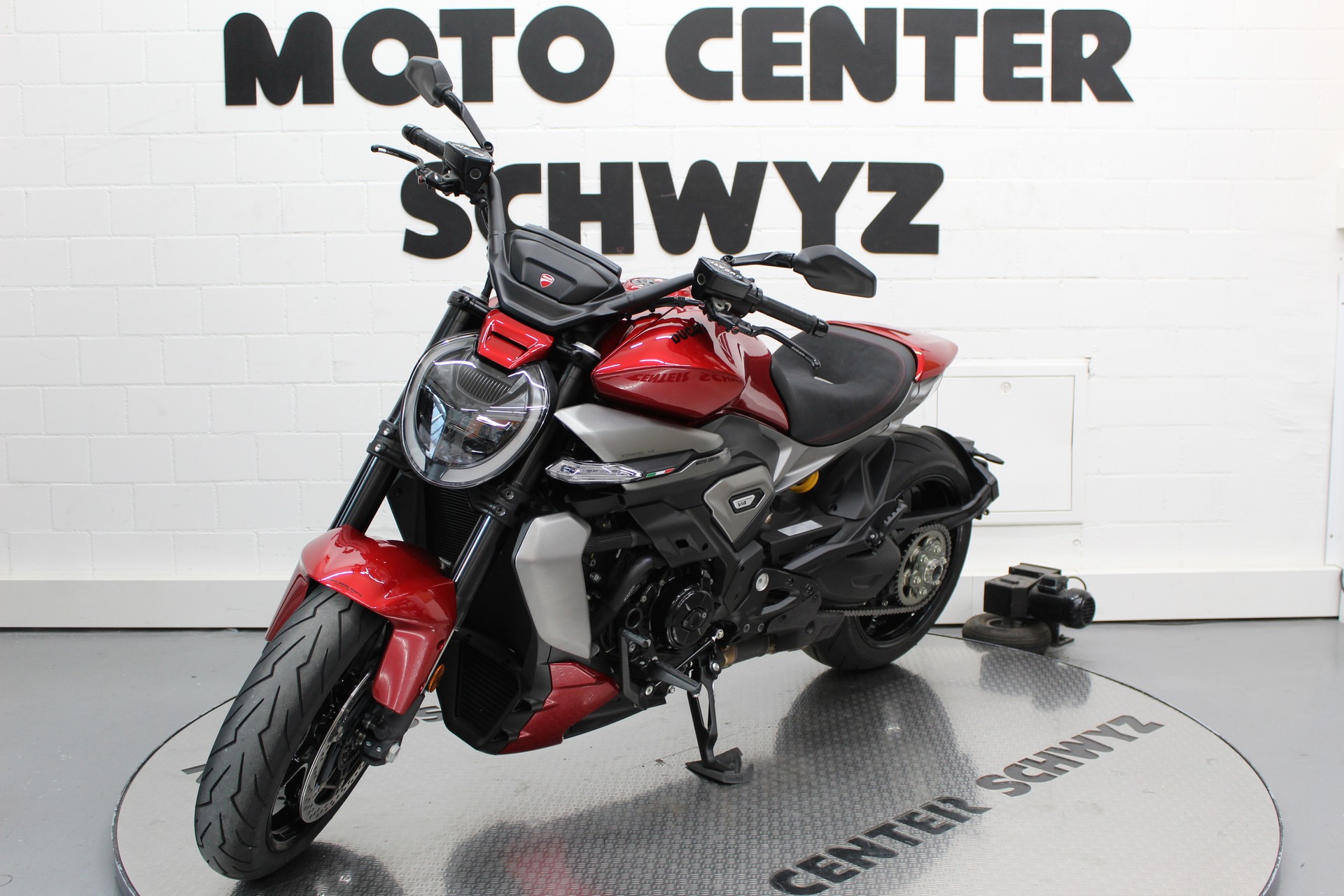 DUCATI XDiavel V4-image-2