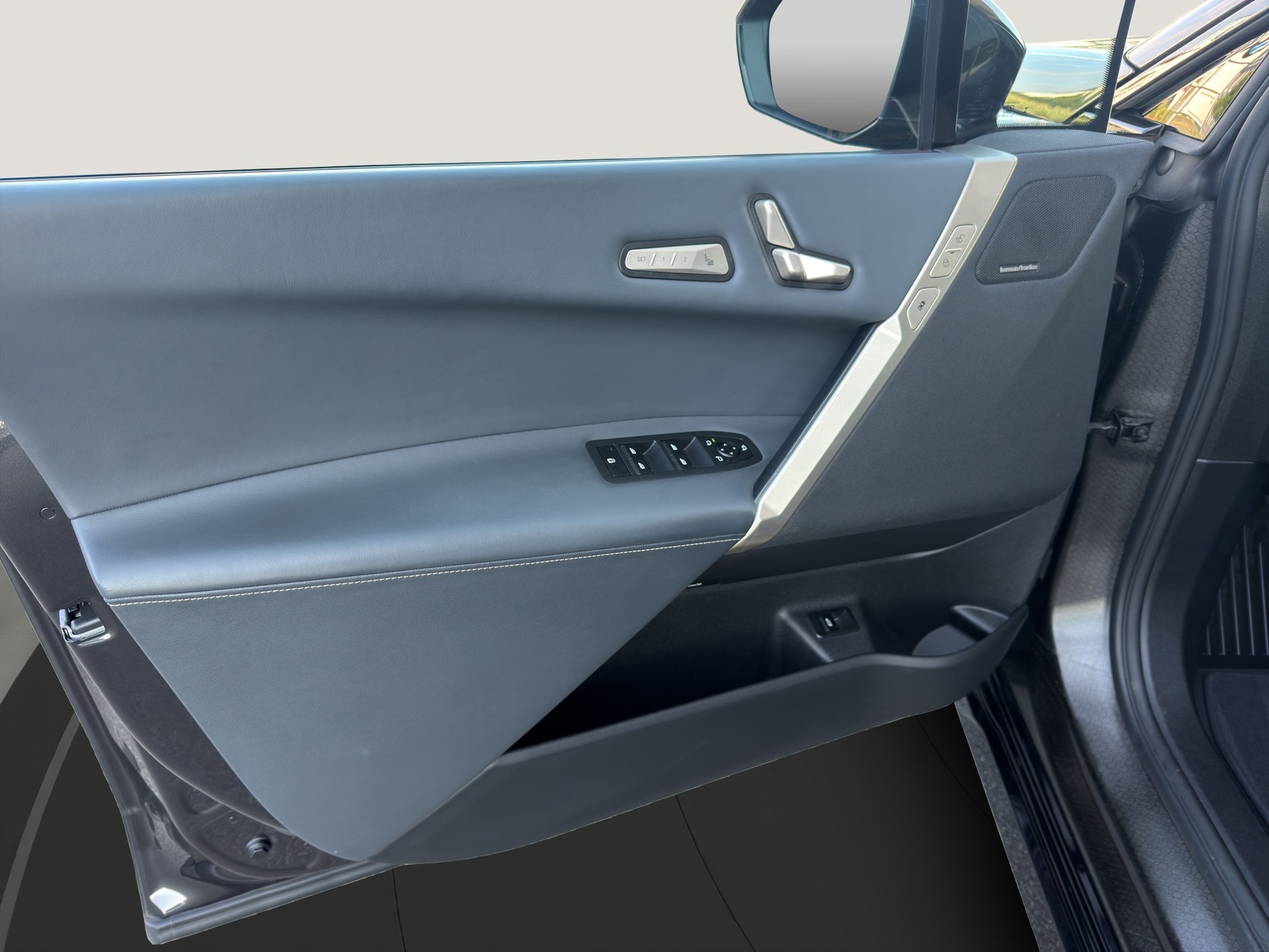 BMW iX xDrive40-image-17
