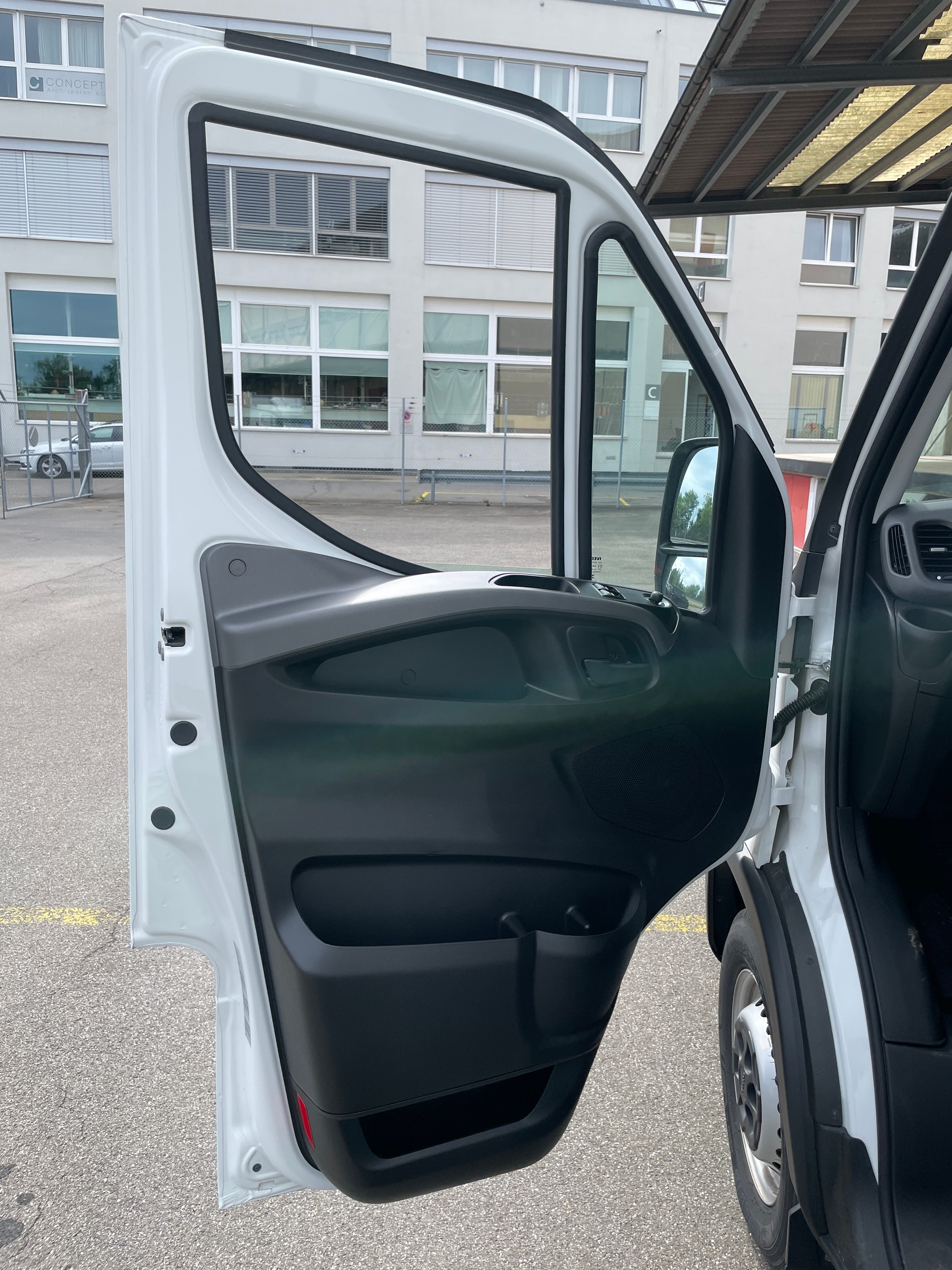 IVECO Daily 35 S 16H 3.0 Kasten mit Hebebühne-image-11