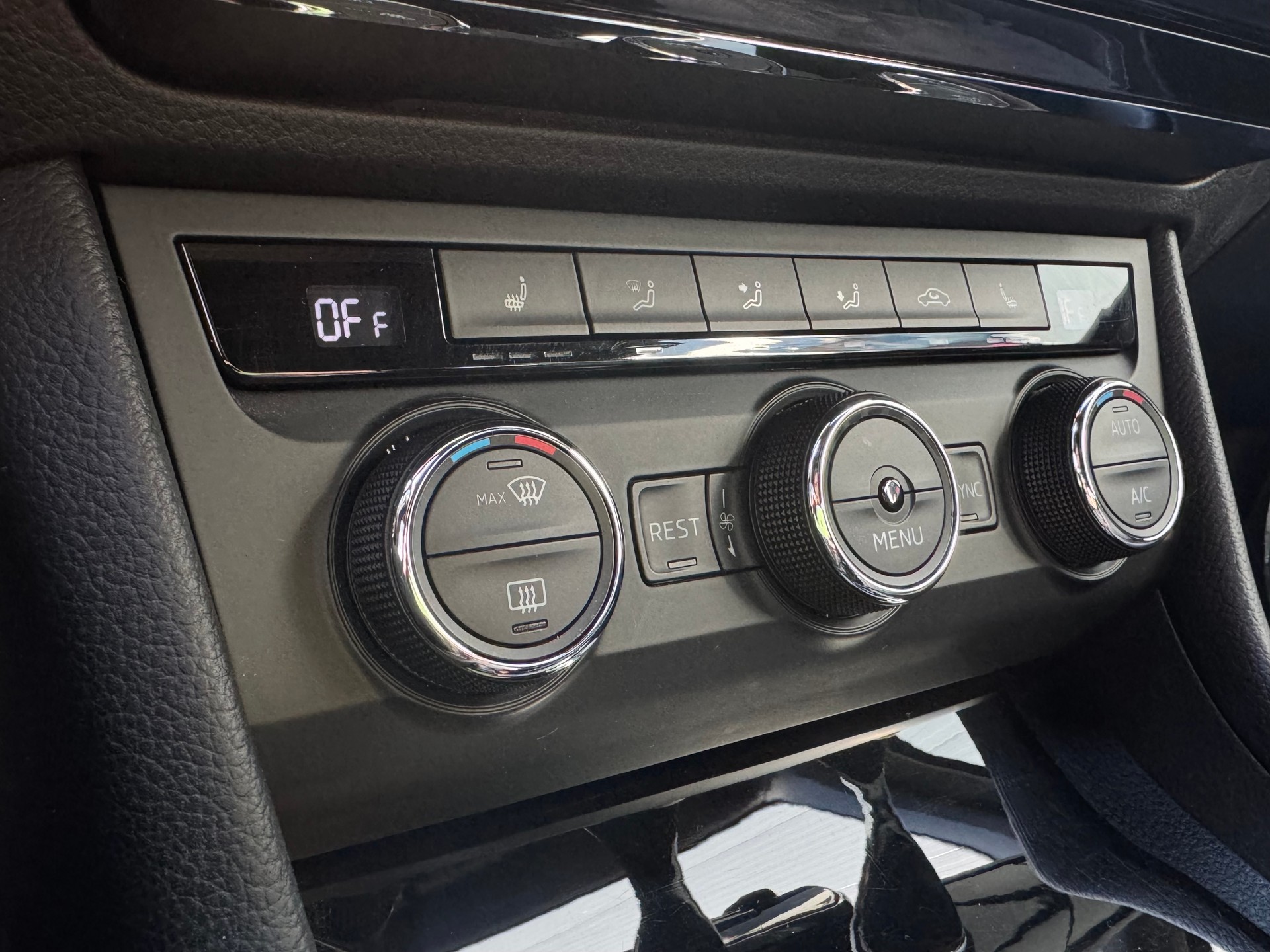 SKODA Superb Combi 2.0 TSI Sport Line DSG 4x4-image-17