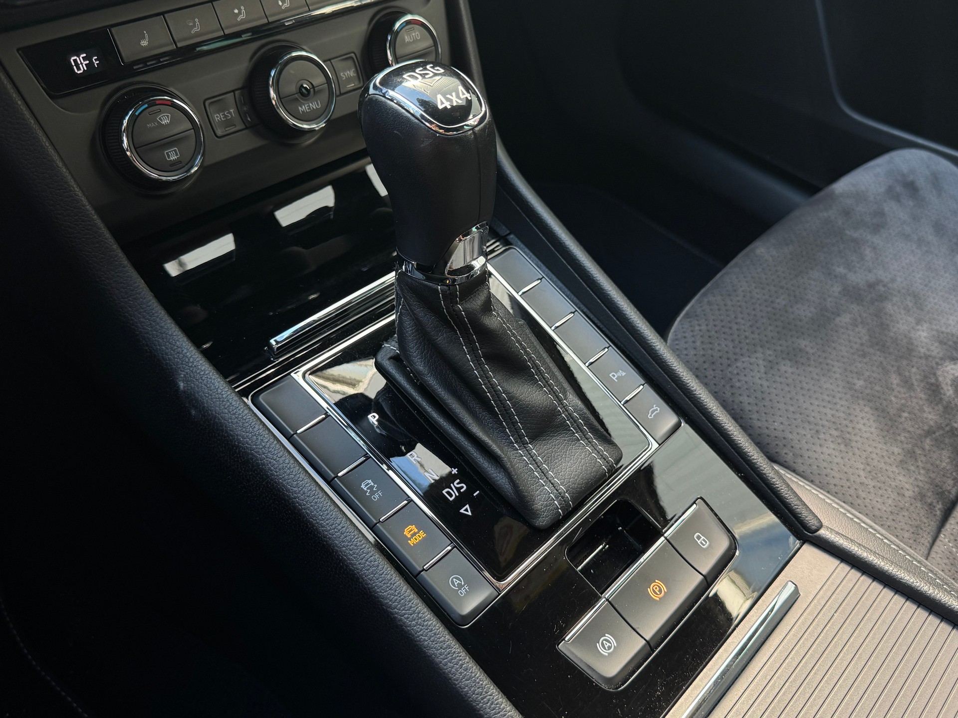 SKODA Superb Combi 2.0 TSI Sport Line DSG 4x4-image-16