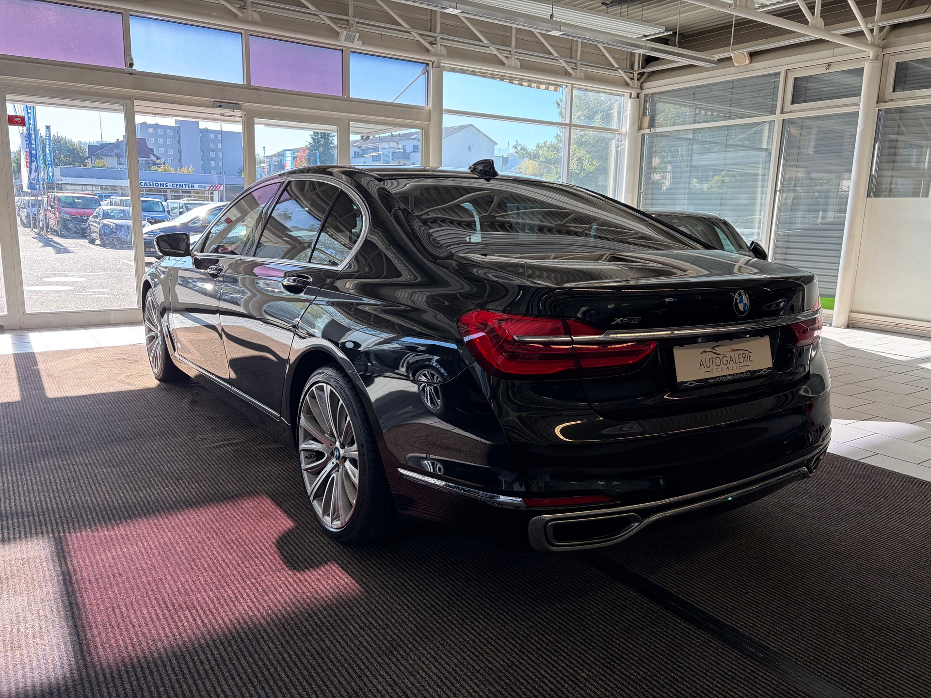 BMW 750i xDrive Steptronic | CH | Leder Beige | Night Vision | FOND Entertain | TV | PURE EXCELLENCE | Standheiz. |-image-10