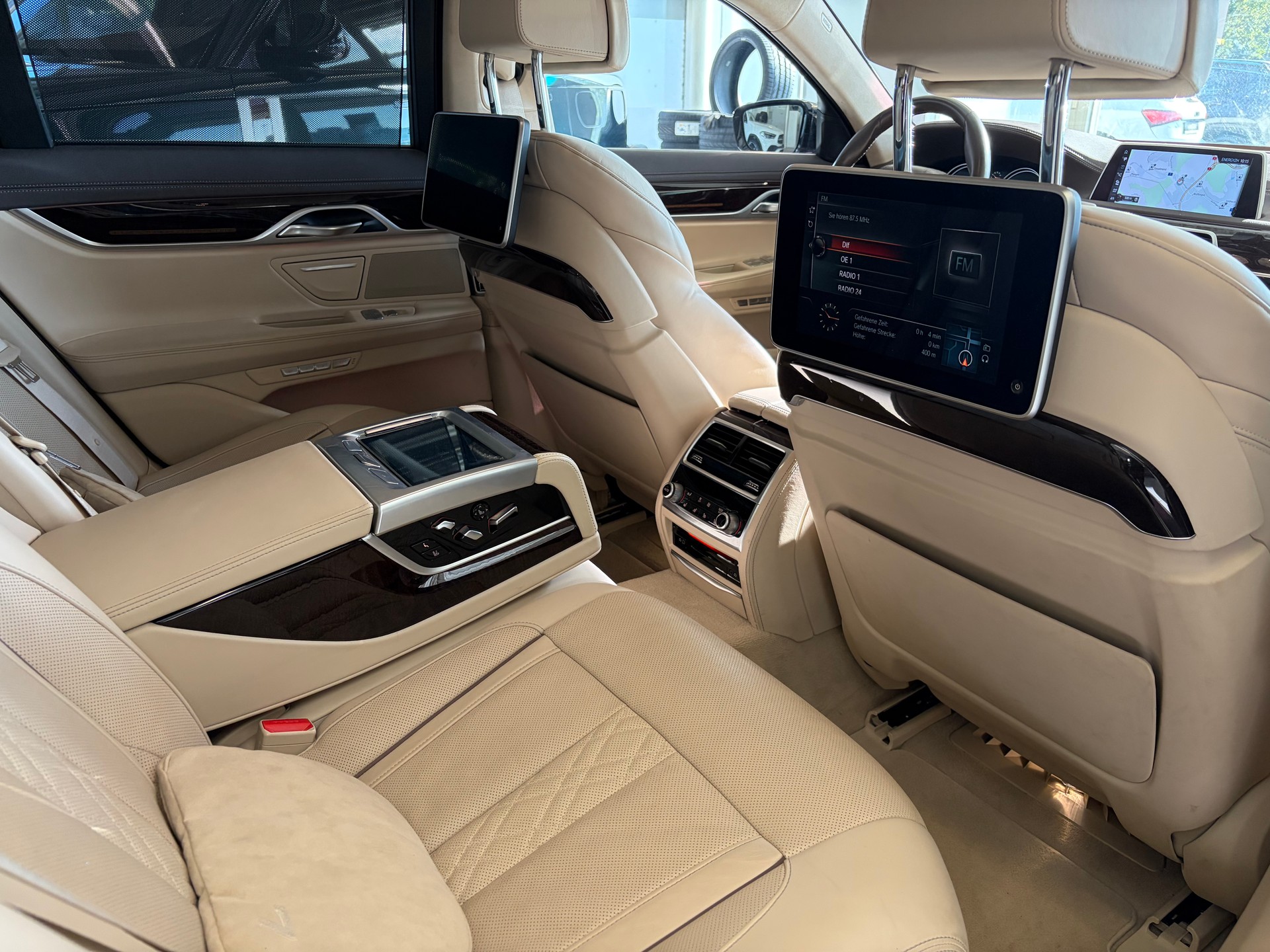 BMW 750i xDrive Steptronic | CH | Leder Beige | Night Vision | FOND Entertain | TV | PURE EXCELLENCE | Standheiz. |-image-32