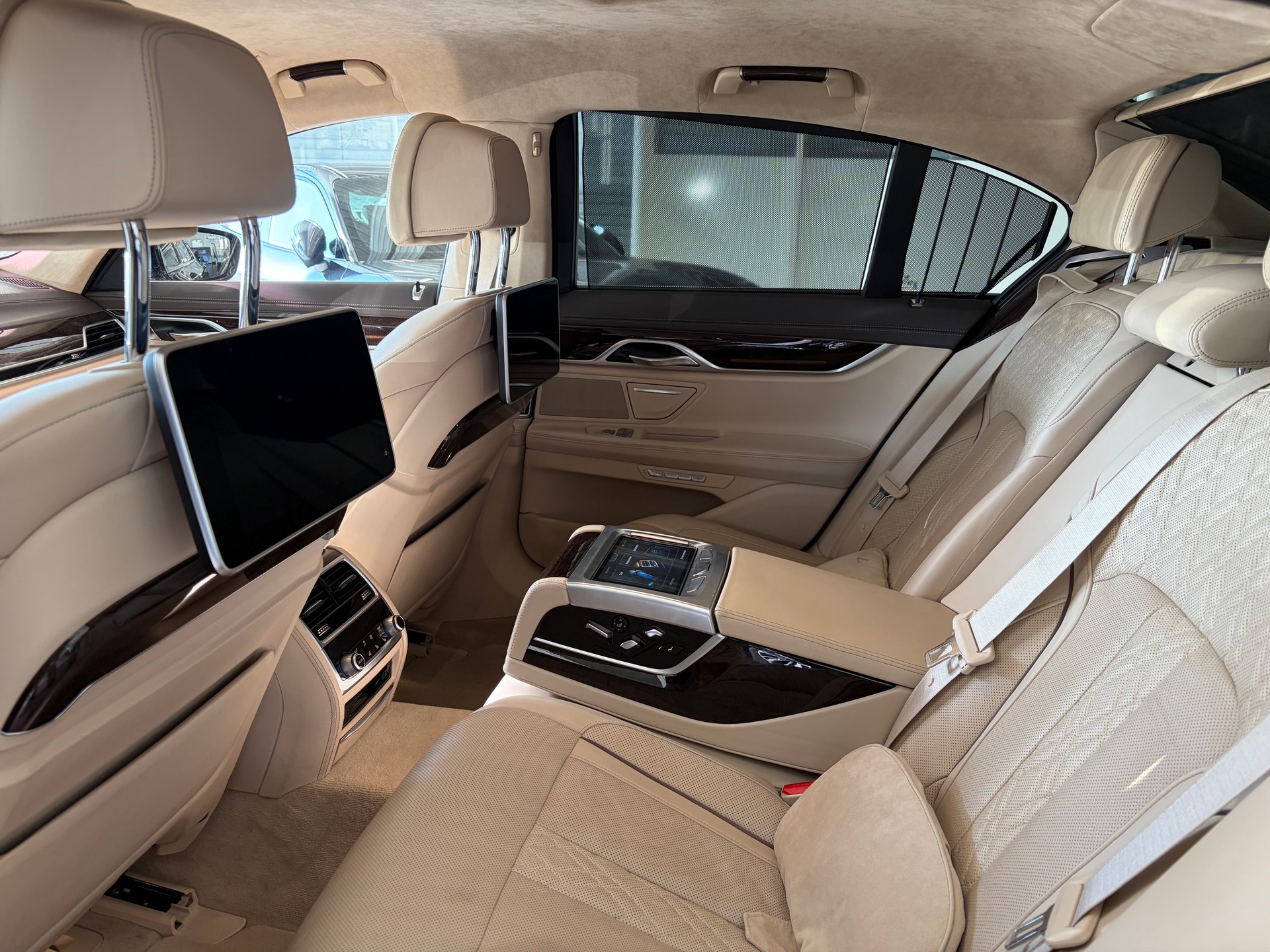 BMW 750i xDrive Steptronic | CH | Leder Beige | Night Vision | FOND Entertain | TV | PURE EXCELLENCE | Standheiz. |-image-23