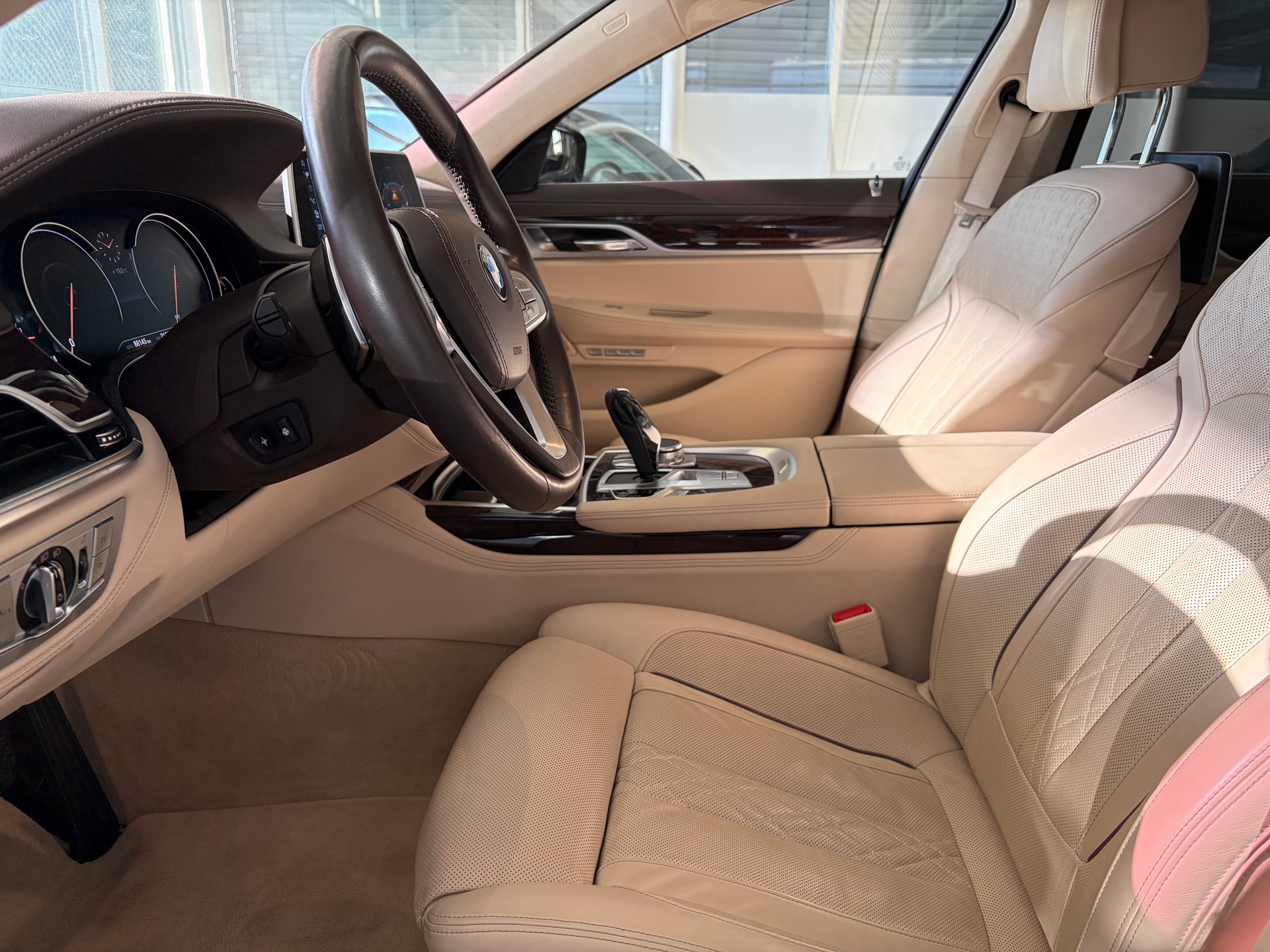 BMW 750i xDrive Steptronic | CH | Leder Beige | Night Vision | FOND Entertain | TV | PURE EXCELLENCE | Standheiz. |-image-11