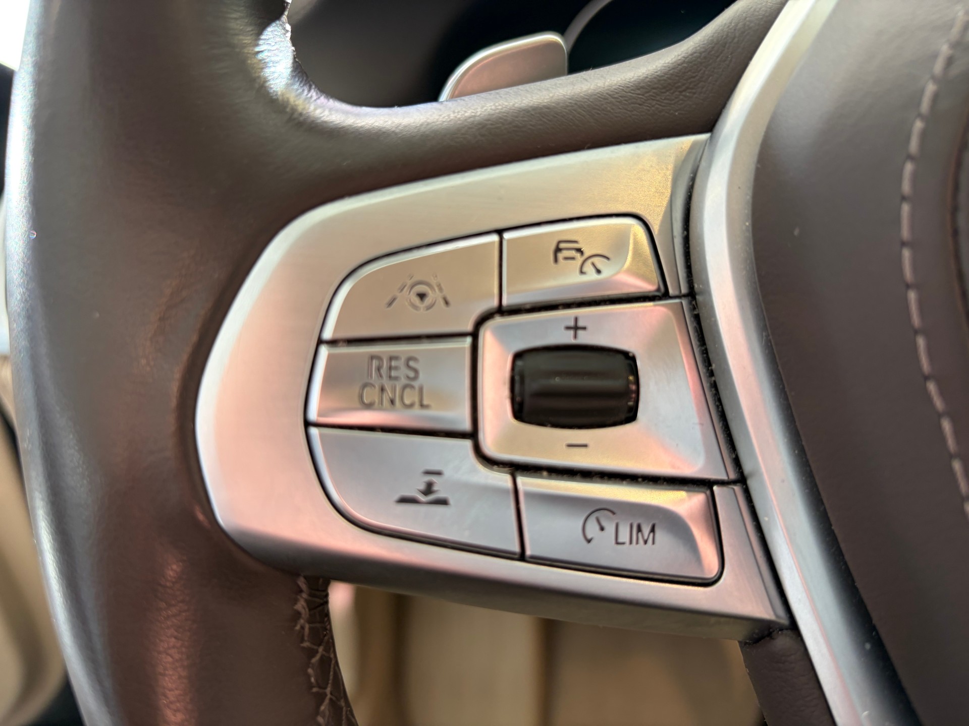 BMW 750i xDrive Steptronic | CH | Leder Beige | Night Vision | FOND Entertain | TV | PURE EXCELLENCE | Standheiz. |-image-20