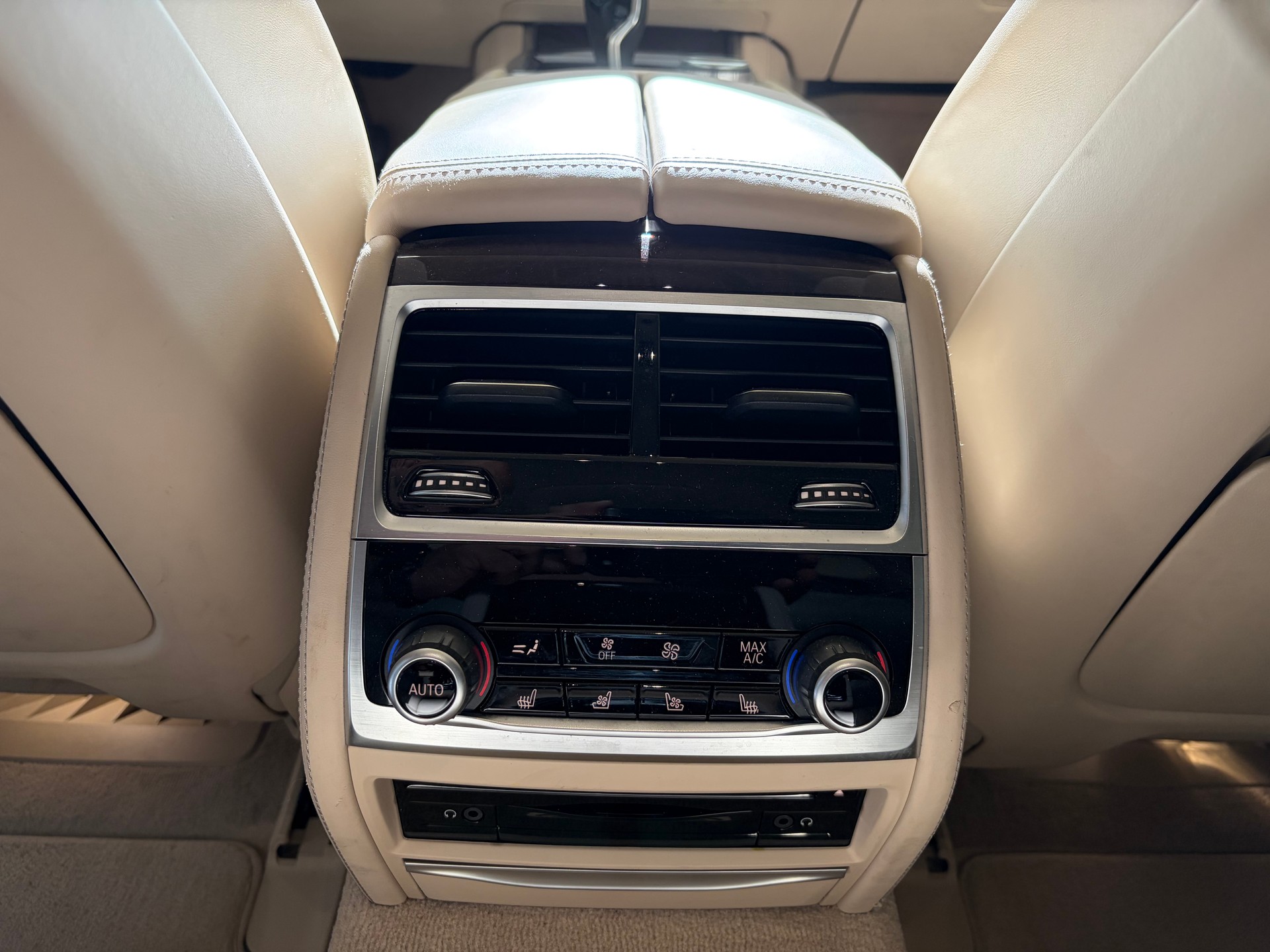 BMW 750i xDrive Steptronic | CH | Leder Beige | Night Vision | FOND Entertain | TV | PURE EXCELLENCE | Standheiz. |-image-25
