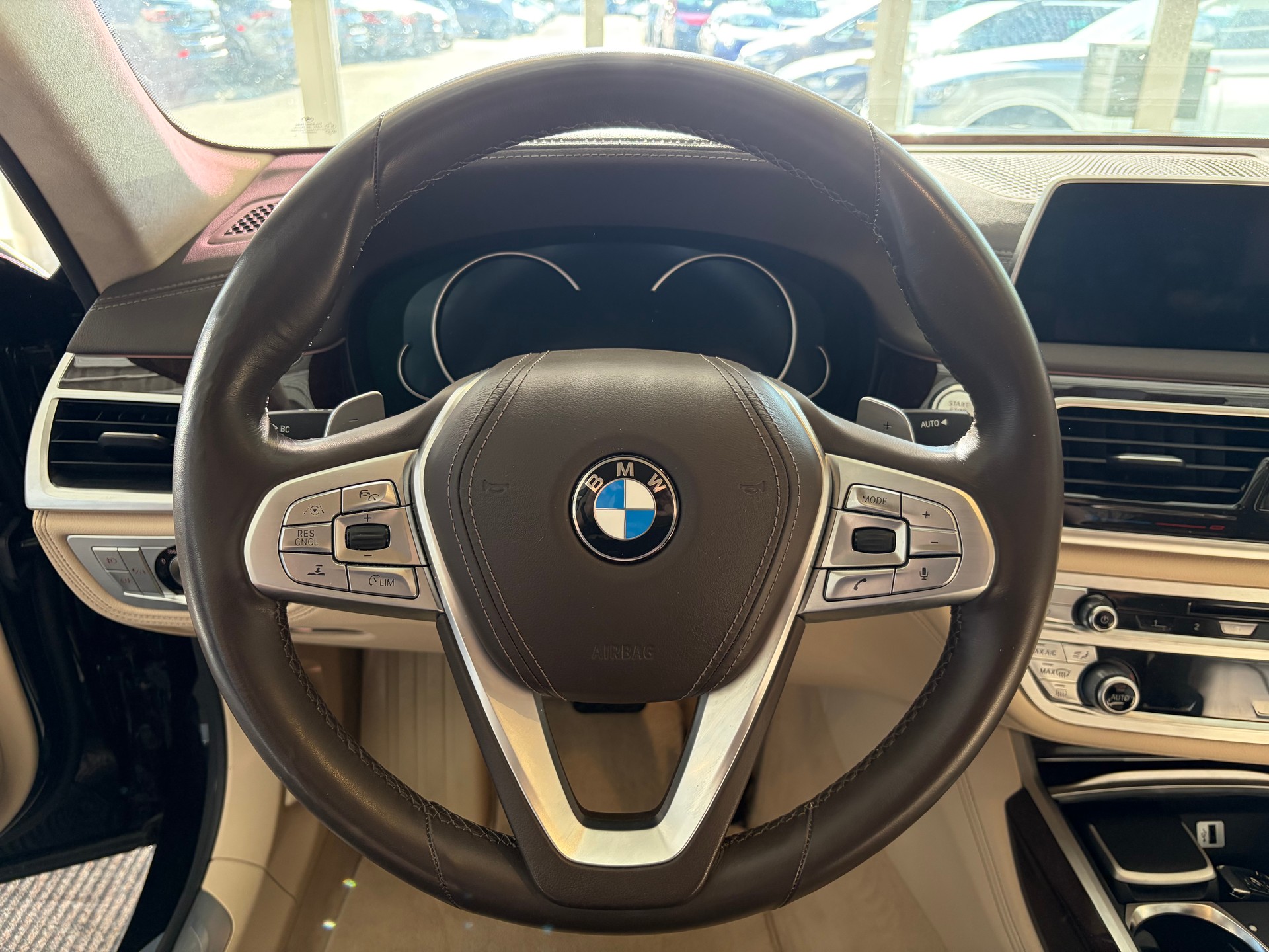 BMW 750i xDrive Steptronic | CH | Leder Beige | Night Vision | FOND Entertain | TV | PURE EXCELLENCE | Standheiz. |-image-19