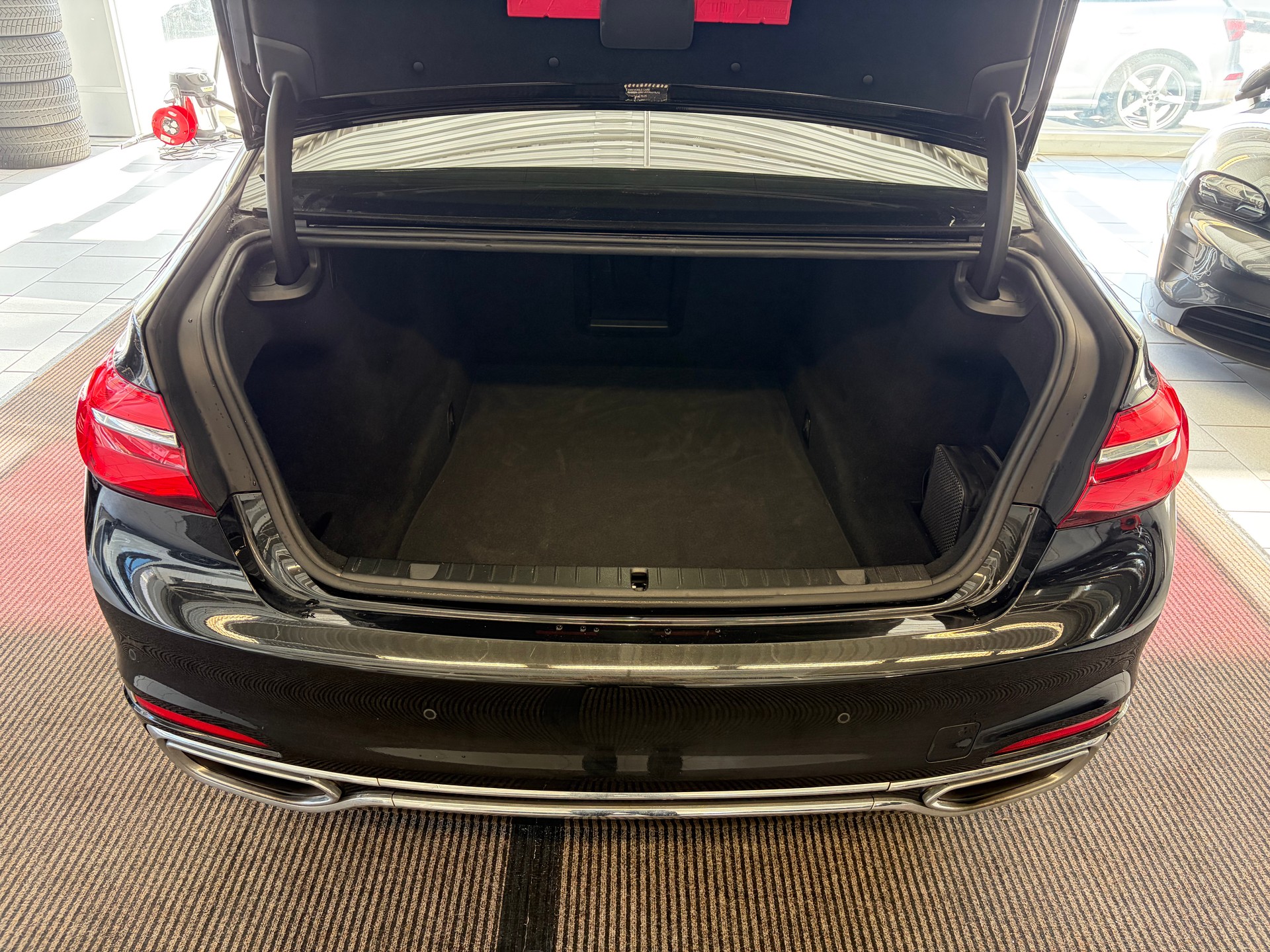 BMW 750i xDrive Steptronic | CH | Leder Beige | Night Vision | FOND Entertain | TV | PURE EXCELLENCE | Standheiz. |-image-28