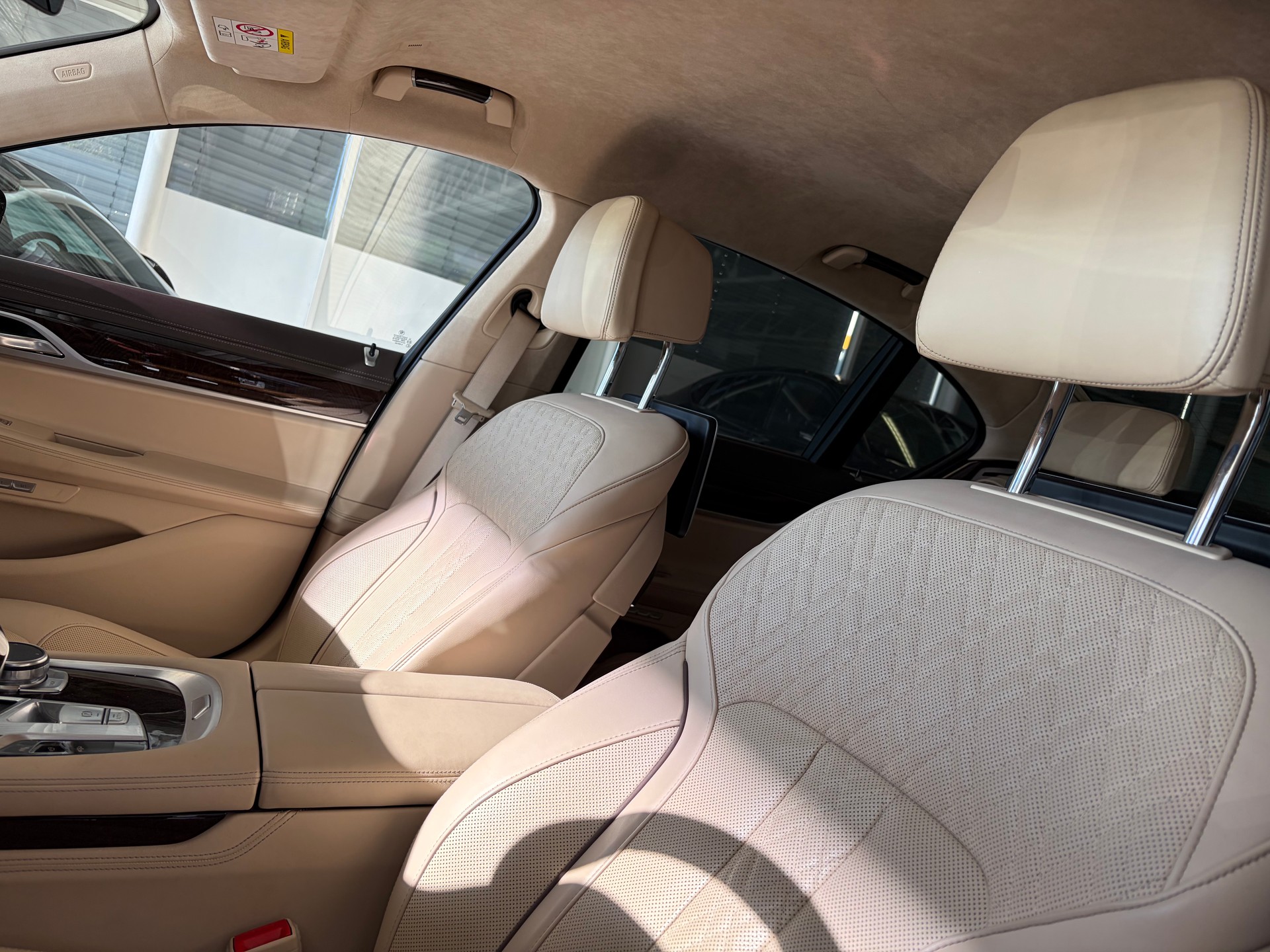 BMW 750i xDrive Steptronic | CH | Leder Beige | Night Vision | FOND Entertain | TV | PURE EXCELLENCE | Standheiz. |-image-12