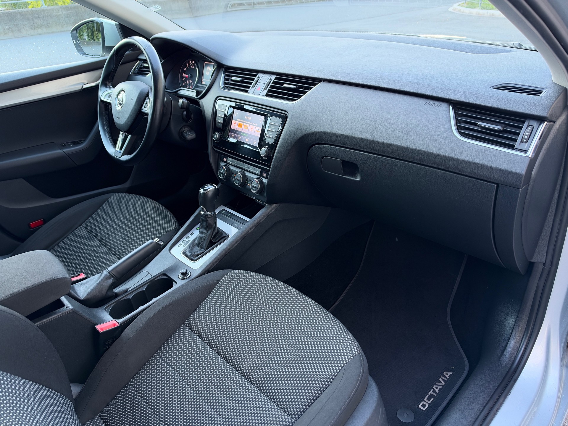 SKODA Octavia Combi 2.0 TDI Ambition DSG-image-7