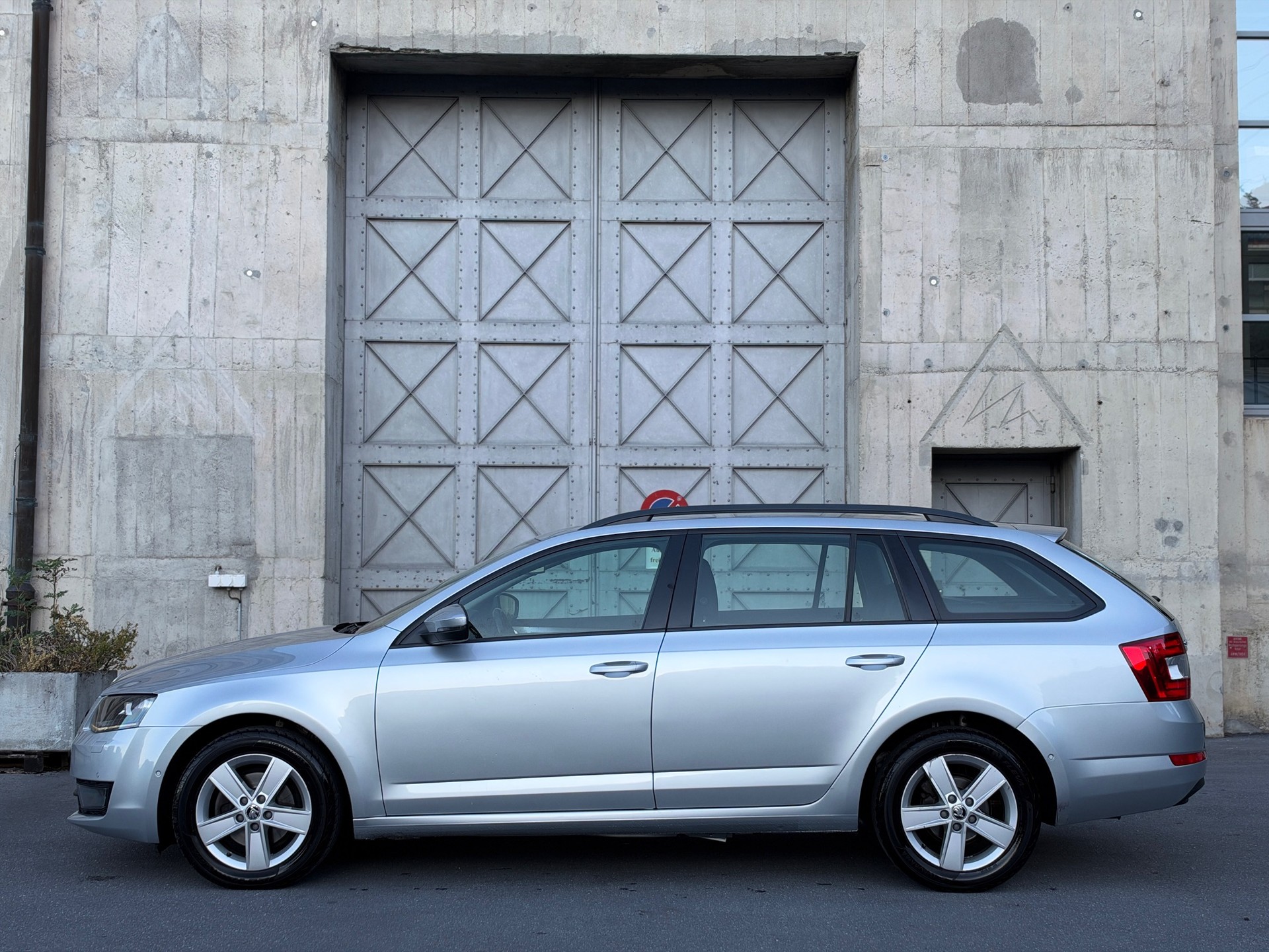 SKODA Octavia Combi 2.0 TDI Ambition DSG-image-1
