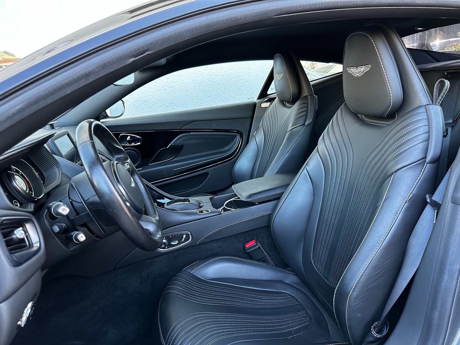ASTON MARTIN DB11 V12 Launch Edition Touchtronic 3-image-9