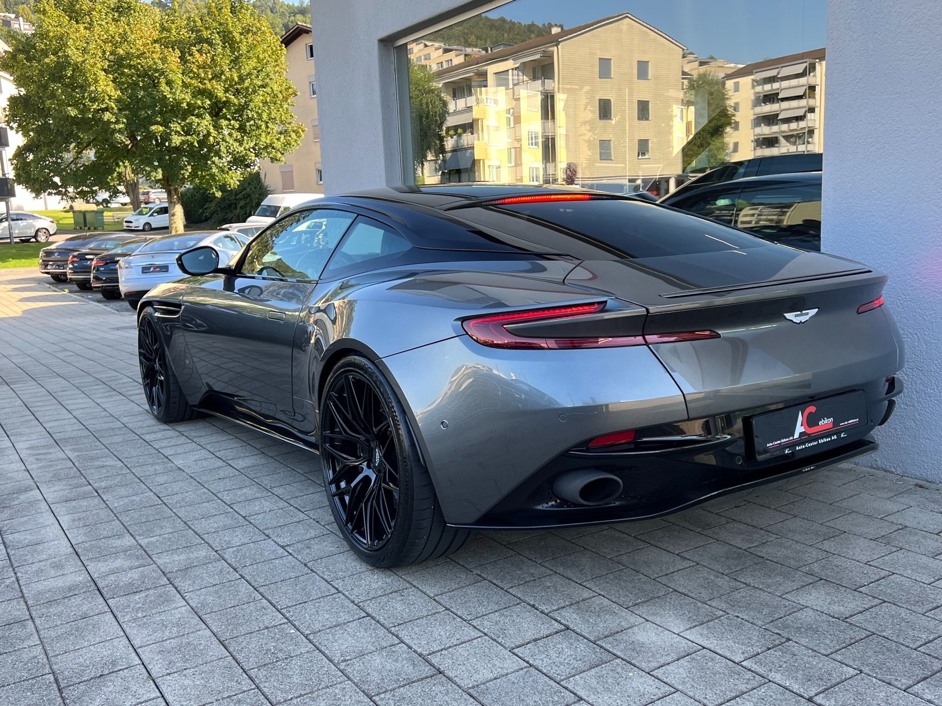 ASTON MARTIN DB11 V12 Launch Edition Touchtronic 3-image-2