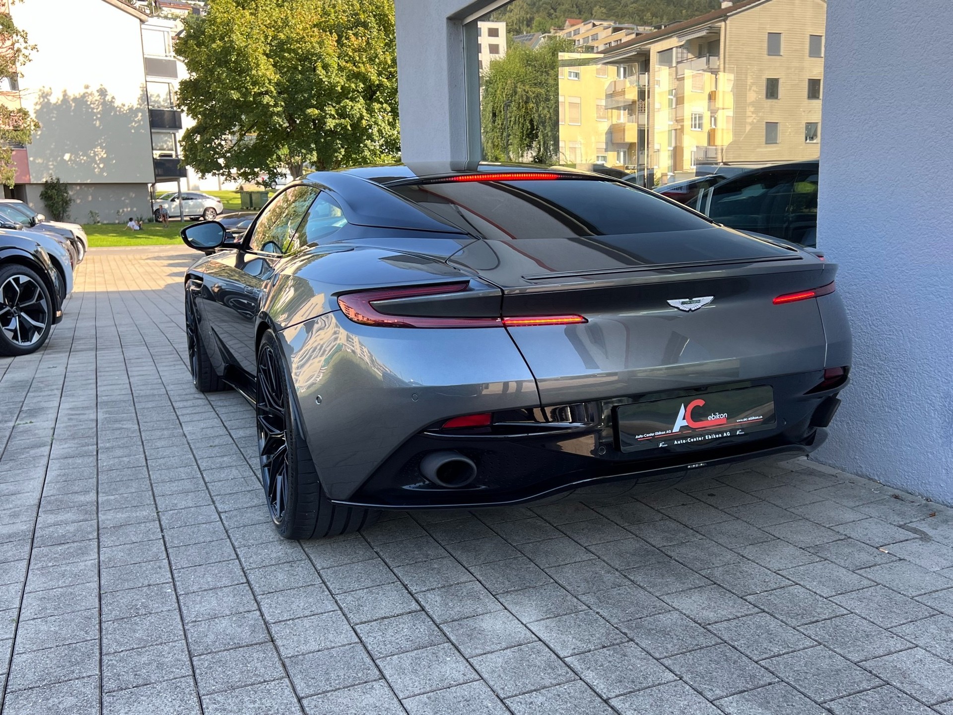 ASTON MARTIN DB11 V12 Launch Edition Touchtronic 3-image-1