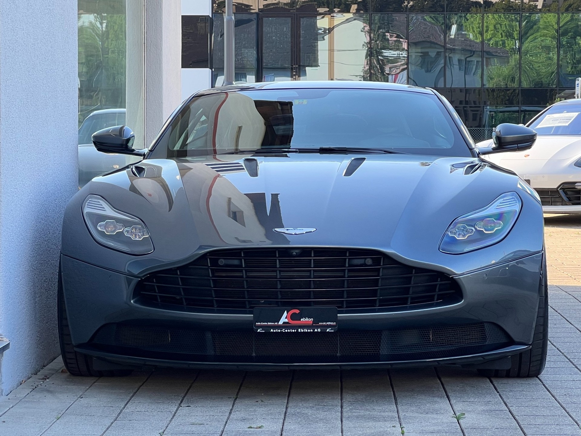 ASTON MARTIN DB11 V12 Launch Edition Touchtronic 3-image-3