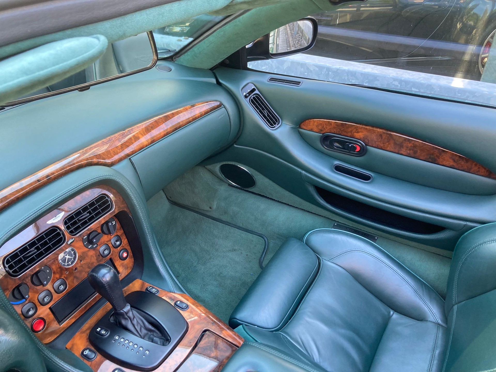 ASTON MARTIN DB7 Vantage Volante-image-14