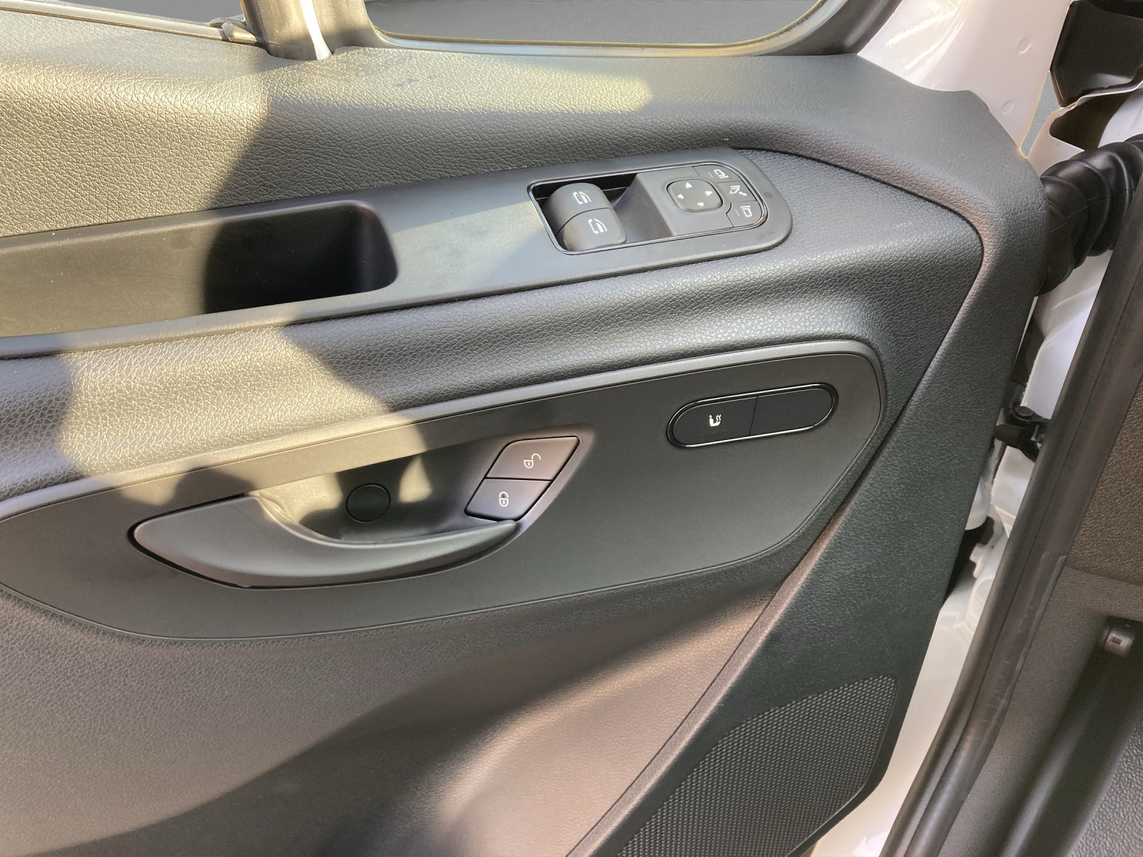 MERCEDES-BENZ eSprinter 320 81kWh Standard Hoch Pro-image-15