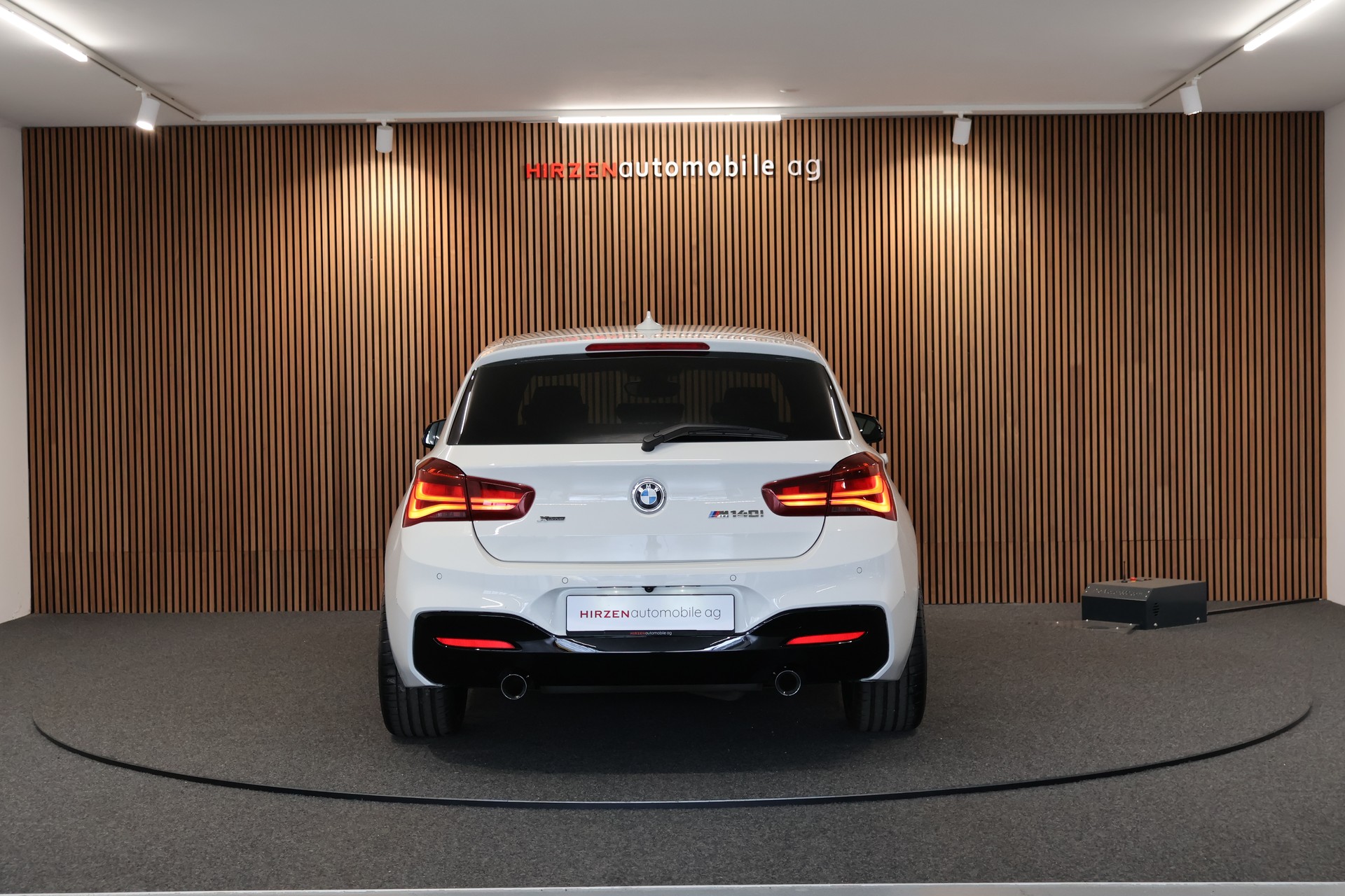 BMW M140i xDrive Steptronic Special Edition-showroom-element-3