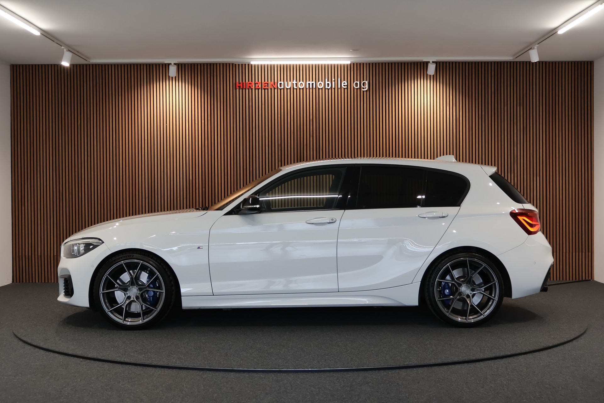 BMW M140i xDrive Steptronic Special Edition-showroom-element-1