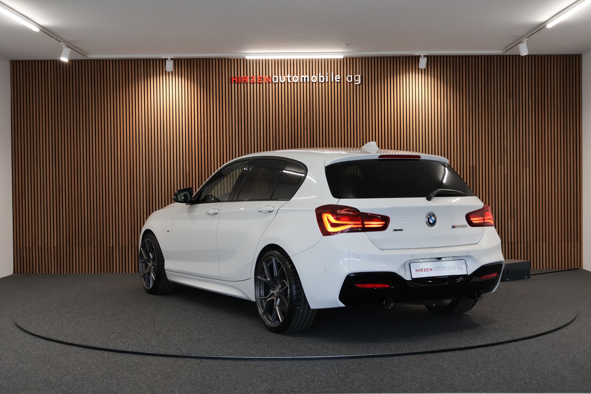 BMW M140i xDrive Steptronic Special Edition-showroom-element-2