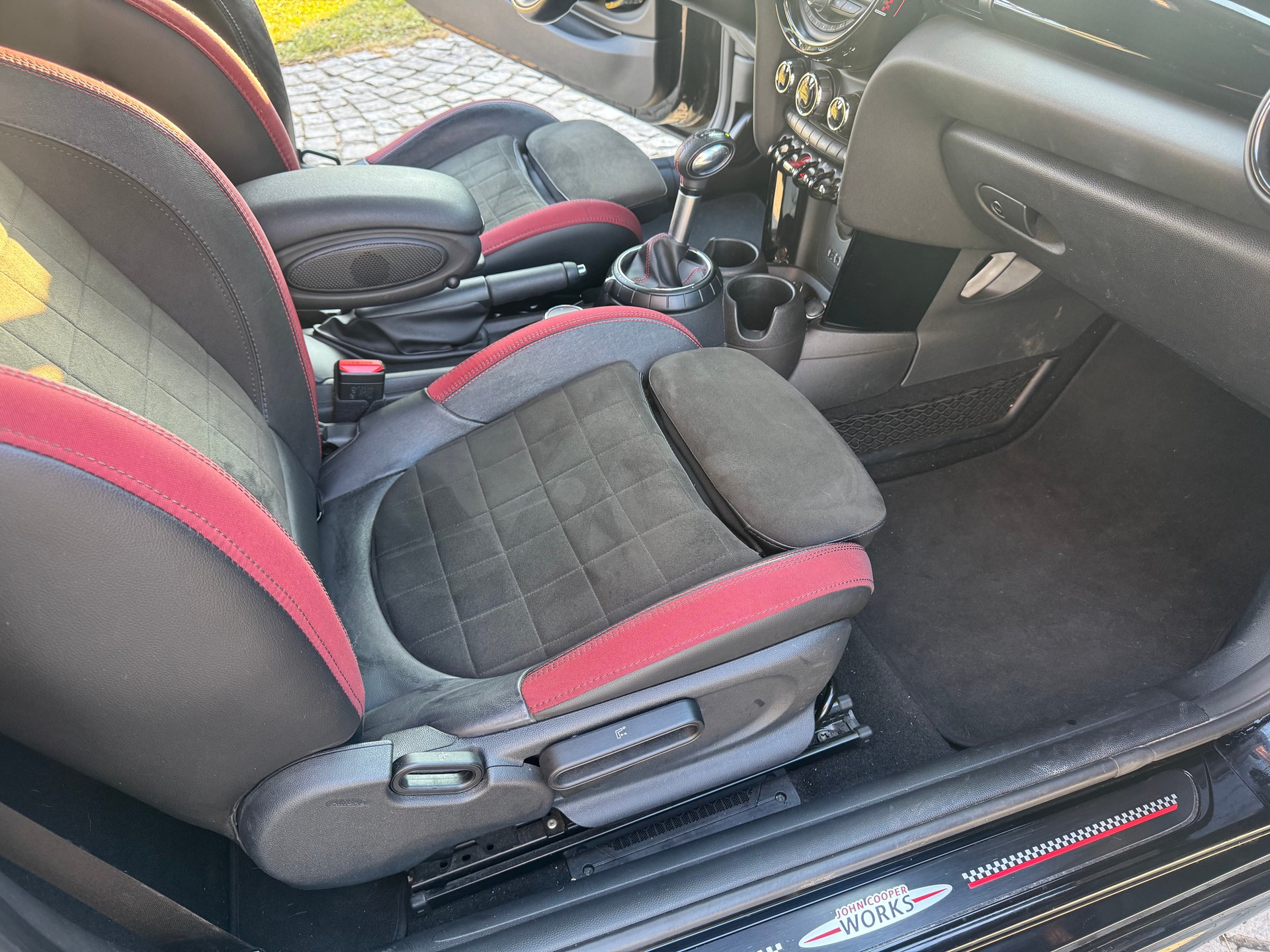 MINI Cooper John Cooper Works Cabriolet Steptronic-image-8