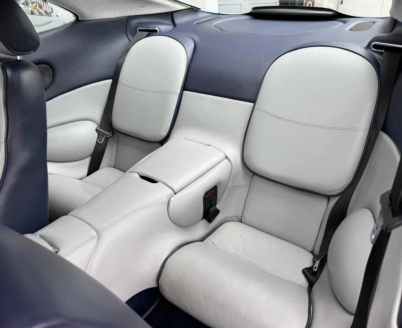 ASTON MARTIN DB7 Vantage-image-8