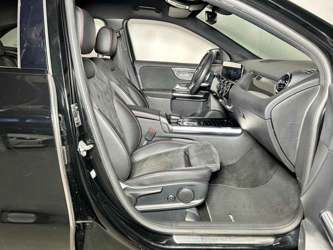 MERCEDES-BENZ GLA 200 AMG Line-image-10