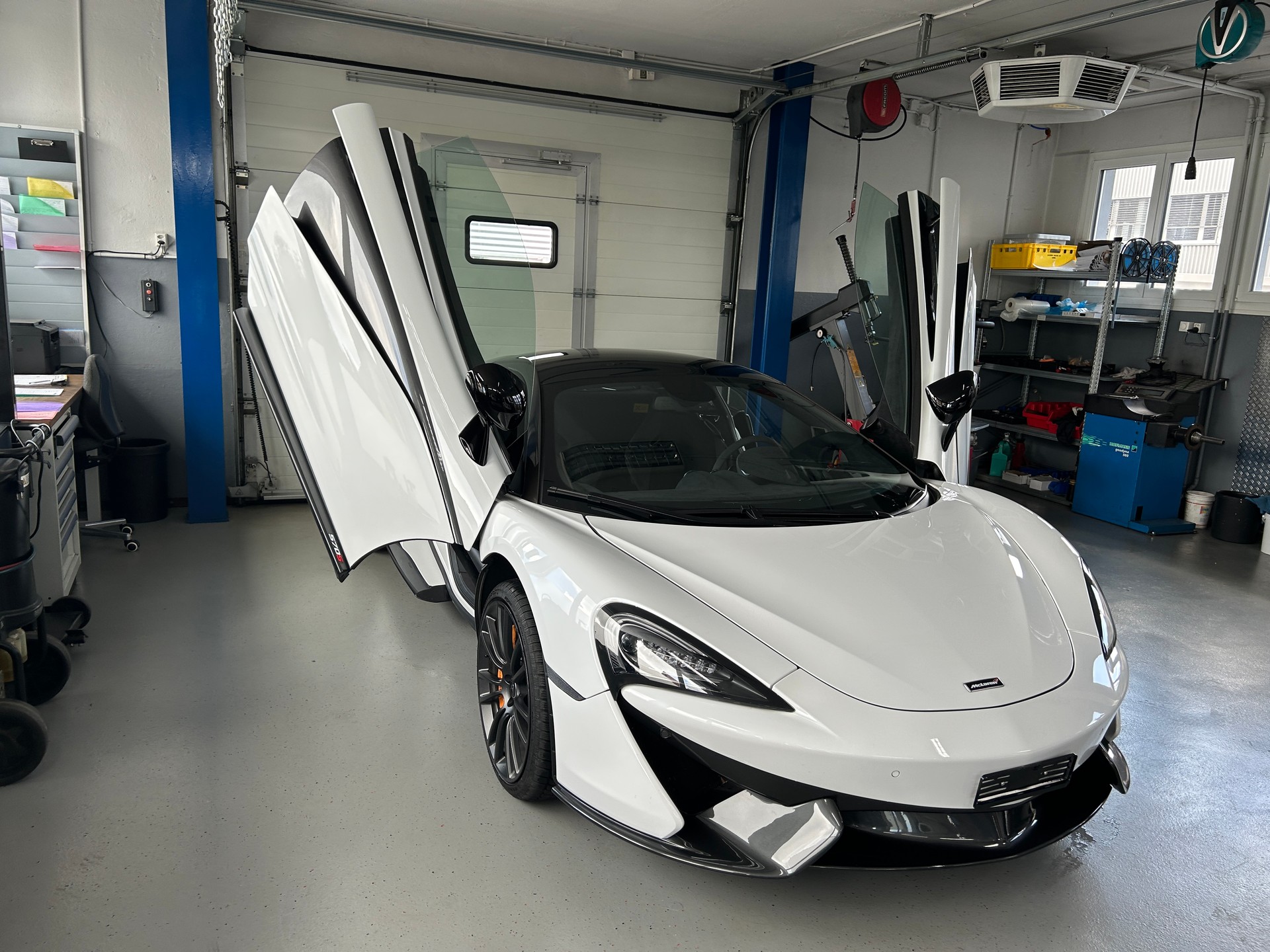 McLAREN 570S Coupé 3.8 V8 SSG-image-1