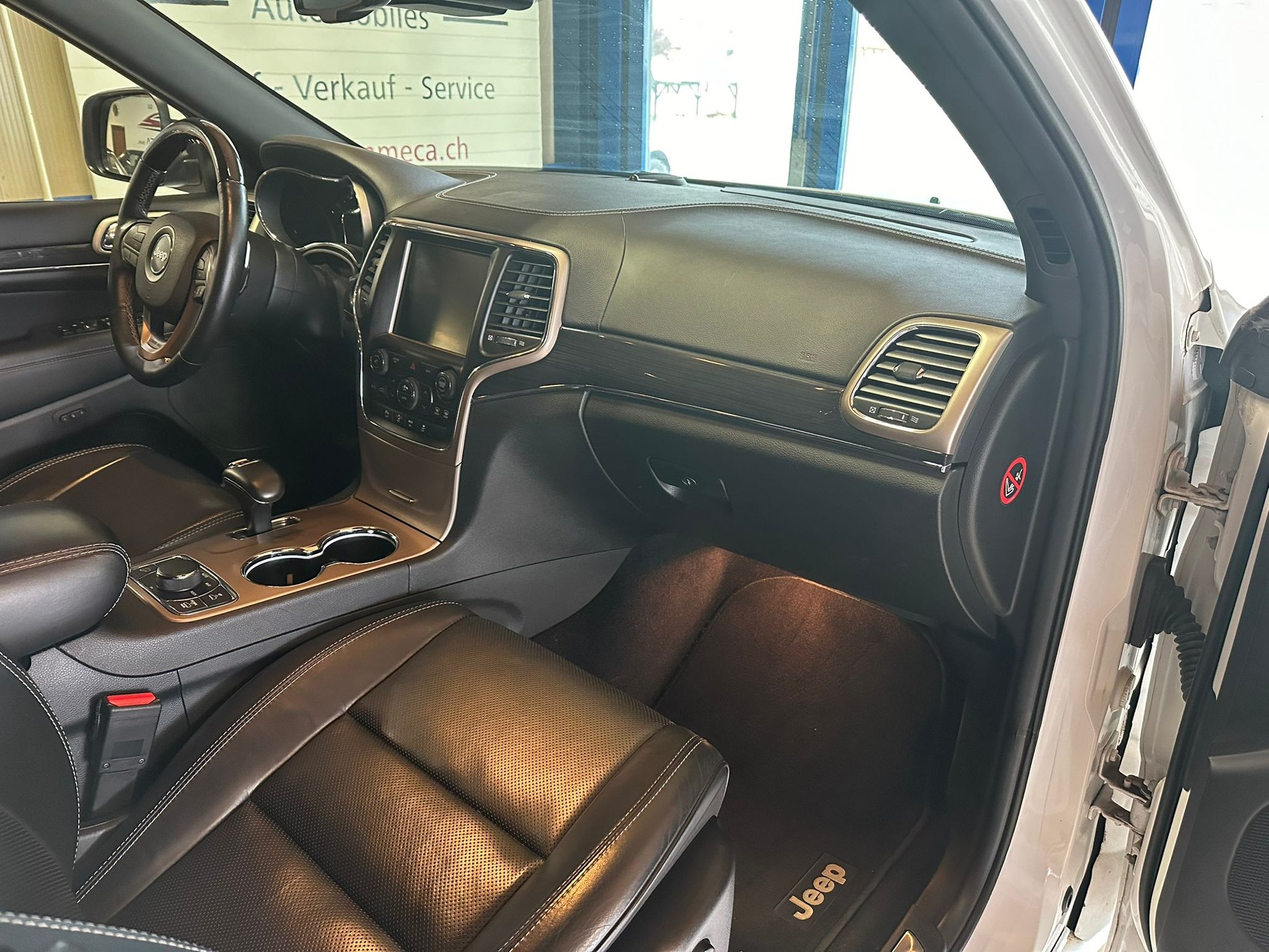 JEEP Grand Cherokee 3.0 CRD Overland Automatic-image-18