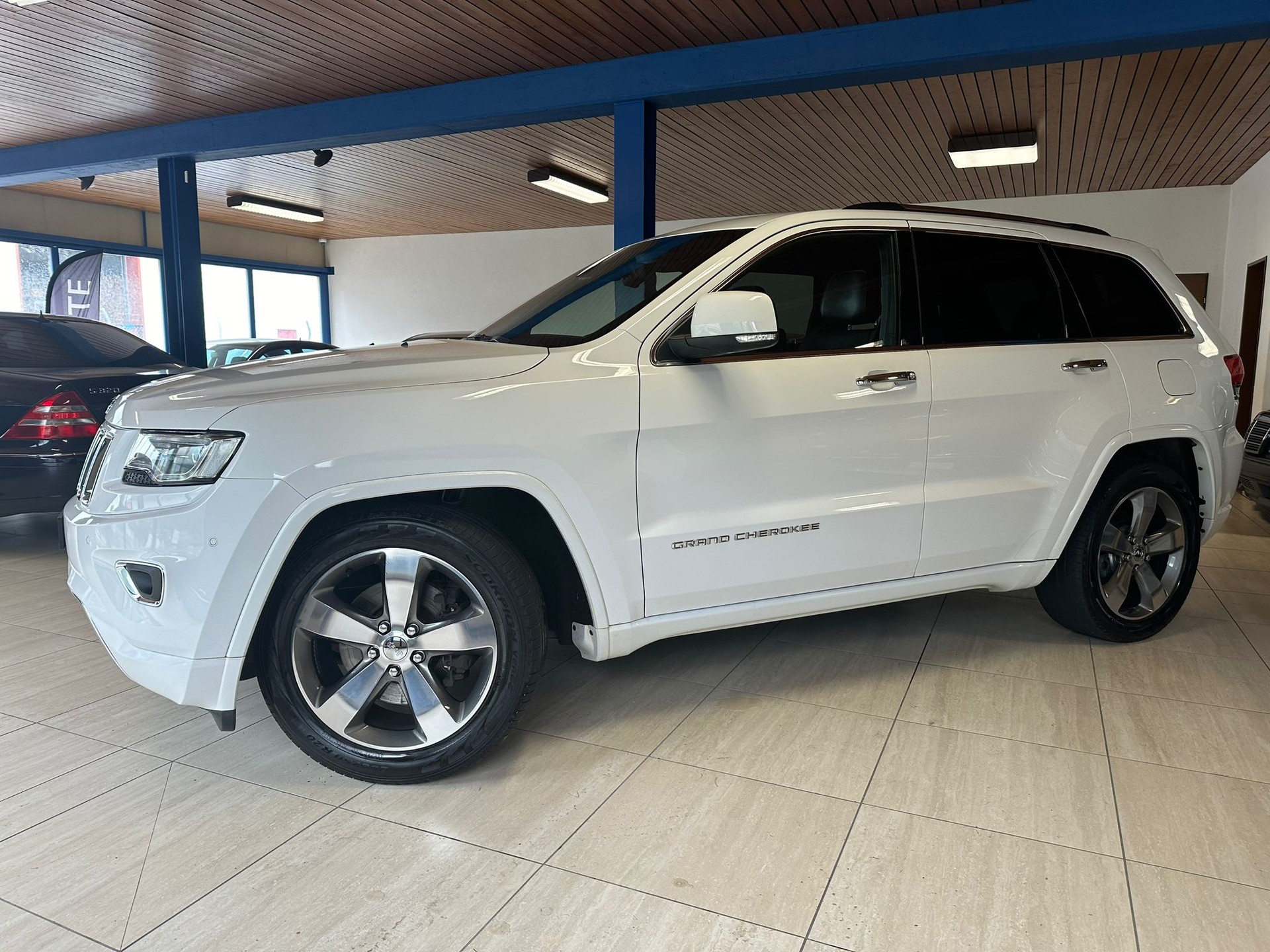 JEEP Grand Cherokee 3.0 CRD Overland Automatic-showroom-element-3