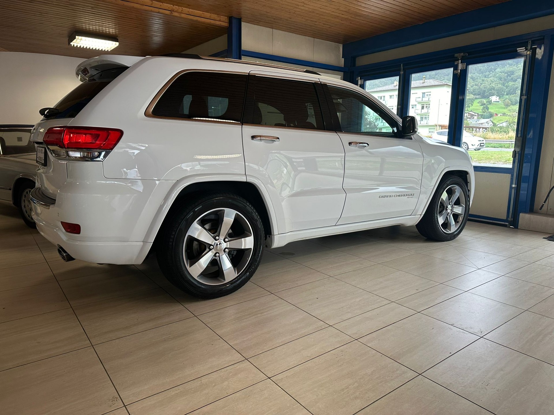 JEEP Grand Cherokee 3.0 CRD Overland Automatic-image-8