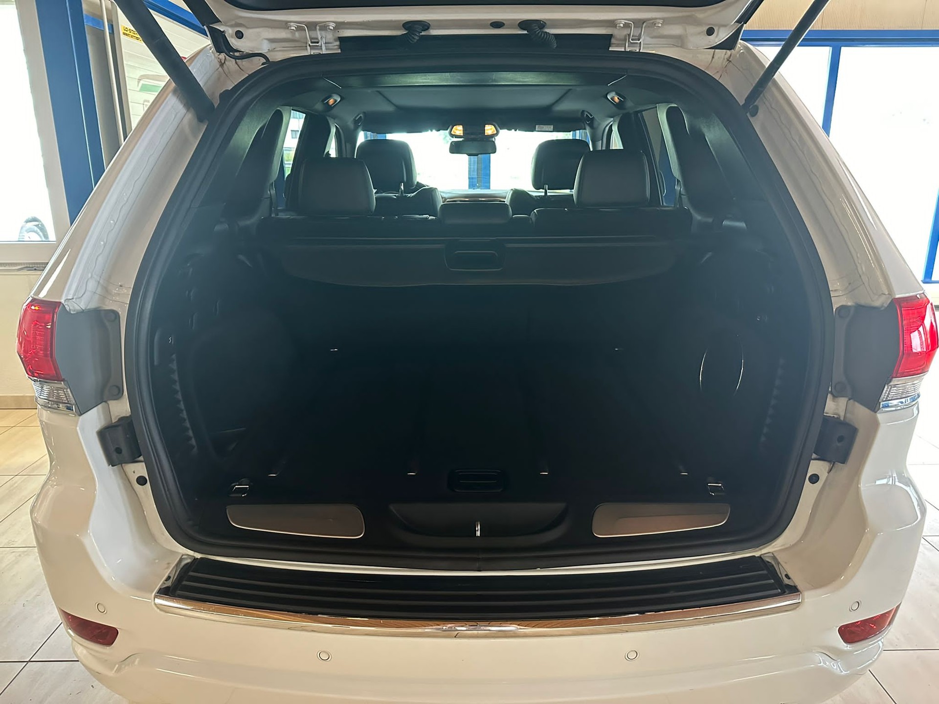 JEEP Grand Cherokee 3.0 CRD Overland Automatic-image-13