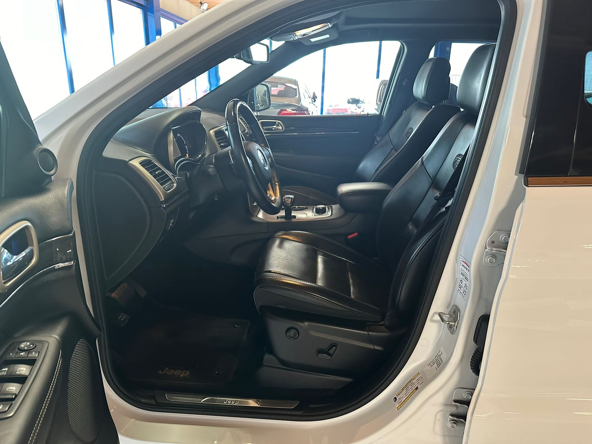 JEEP Grand Cherokee 3.0 CRD Overland Automatic-image-14