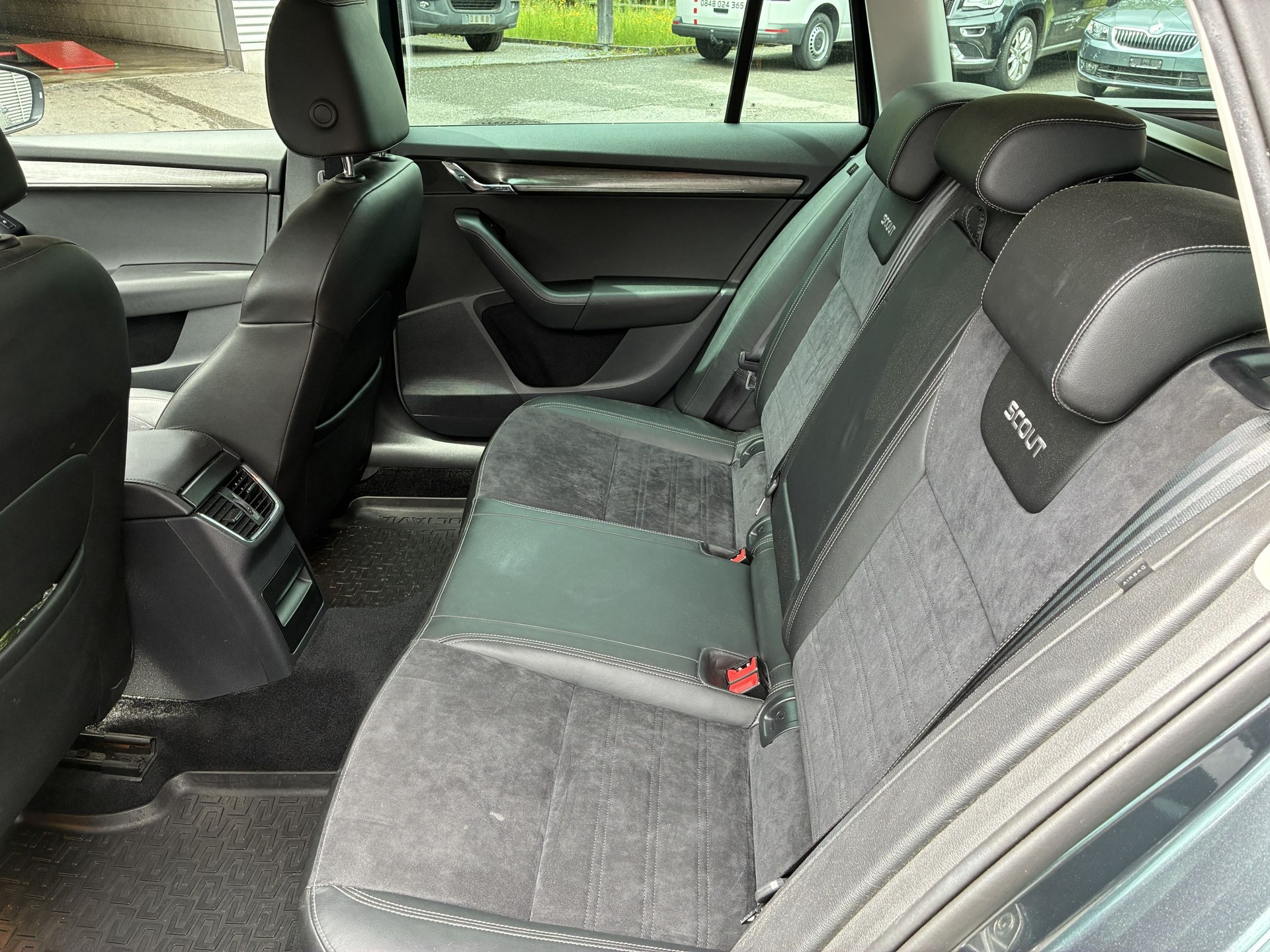 SKODA Octavia Combi 2.0 TDI Scout 4x4 DSG-image-9