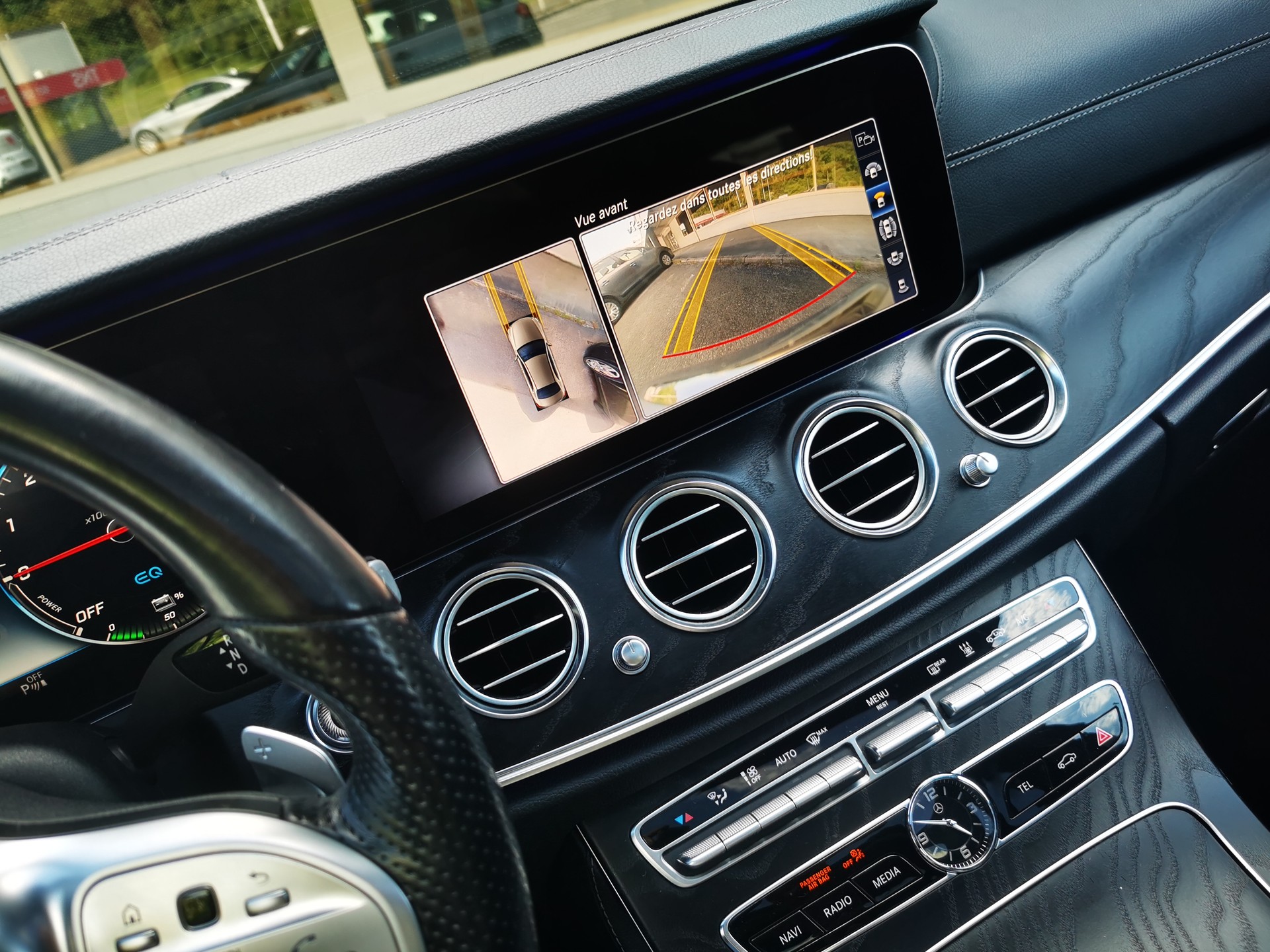 MERCEDES-BENZ E 300 de AMG Line 9G-Tronic-image-12